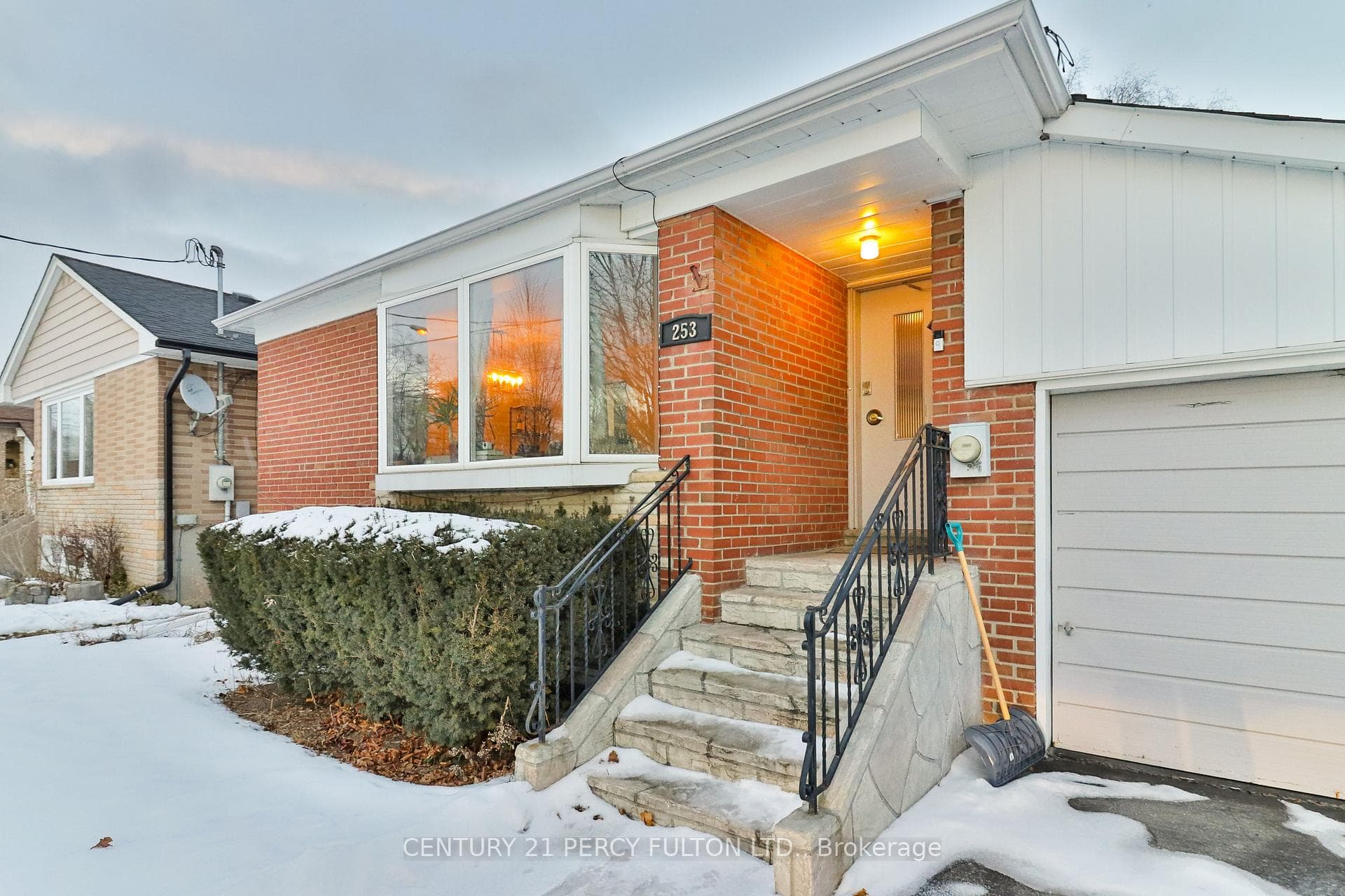 253 Chine Drive, Scarborough Town Centre, ON M1M 2L6 - Photo 1