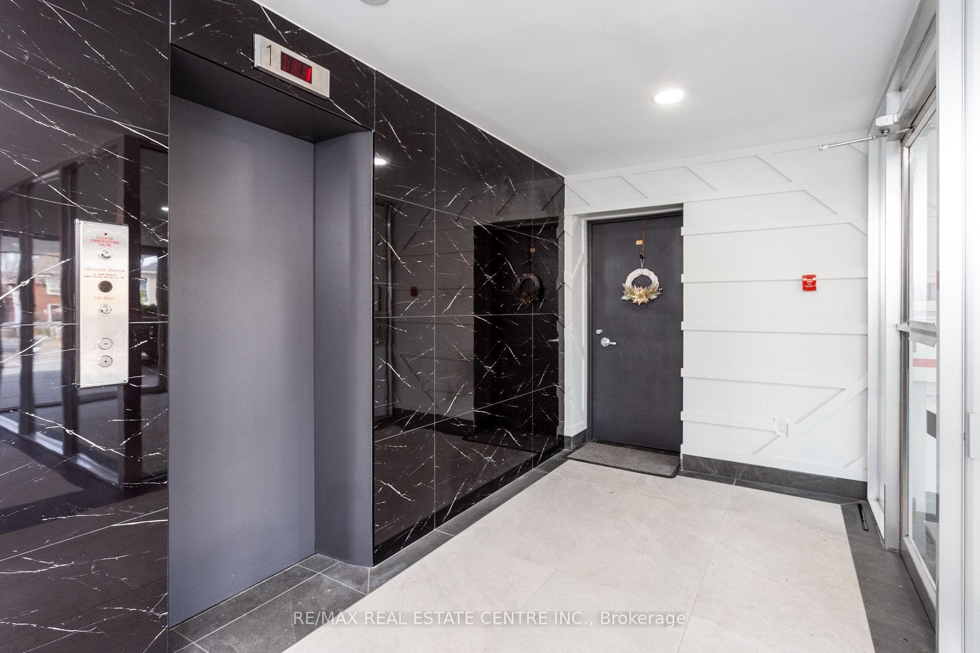 371 Lakeshore Road Unit 105, Mississauga, ON L5H 1H4 - Photo 1