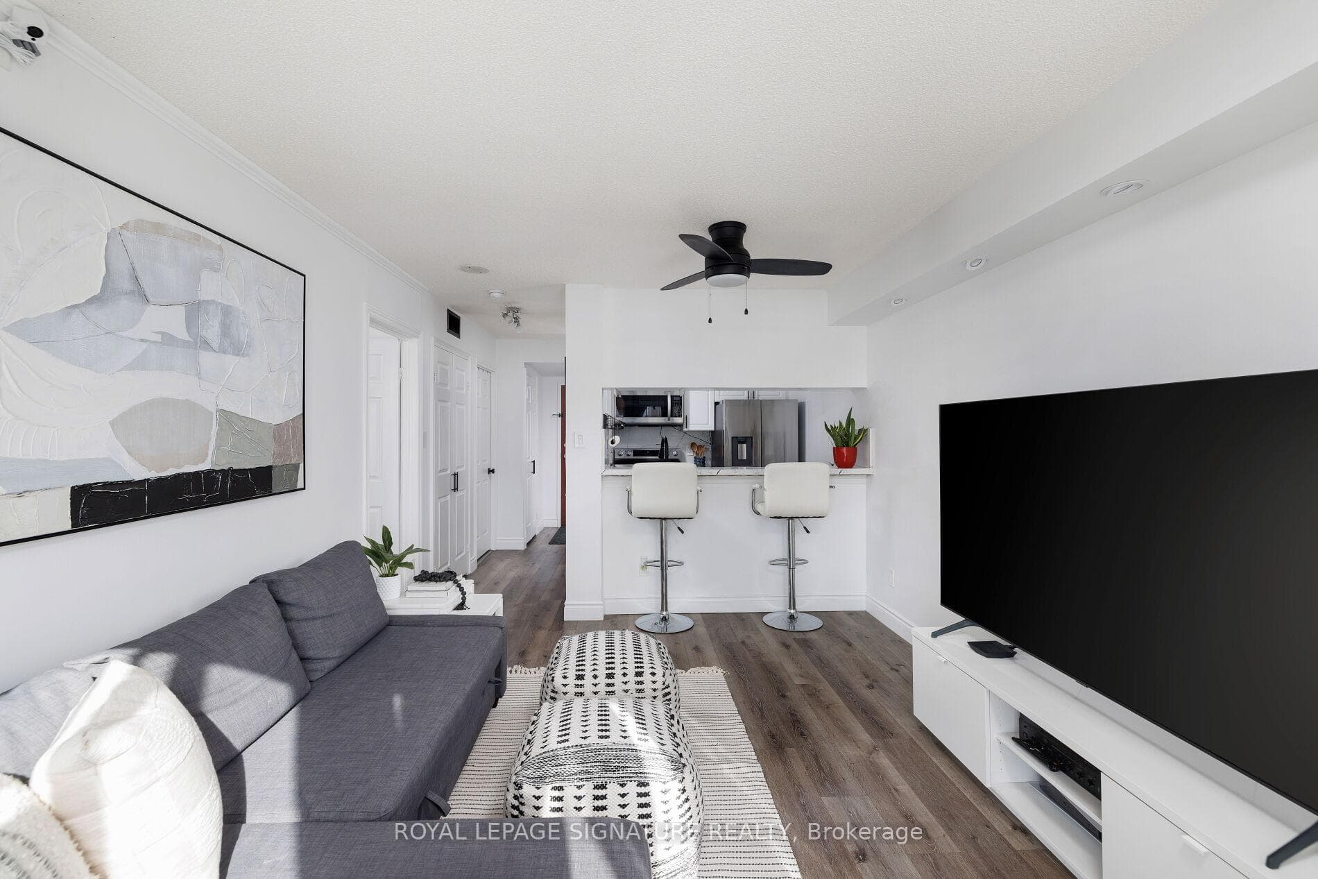 880 Dundas Street Unit 909, Mississauga, ON L5C 4H3 - Photo 1