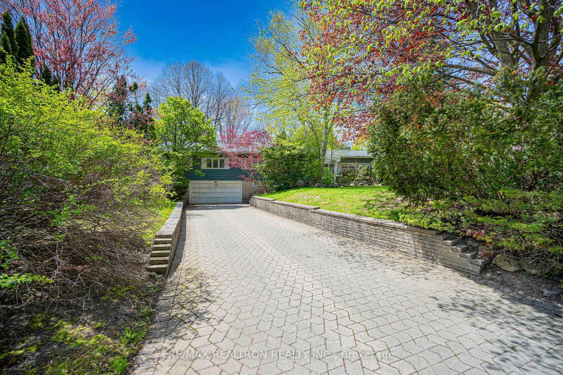 25 Vernham Court, Bridle Path / York Mills / Hoggs Hollow, ON M2L 2B3 - Photo 1