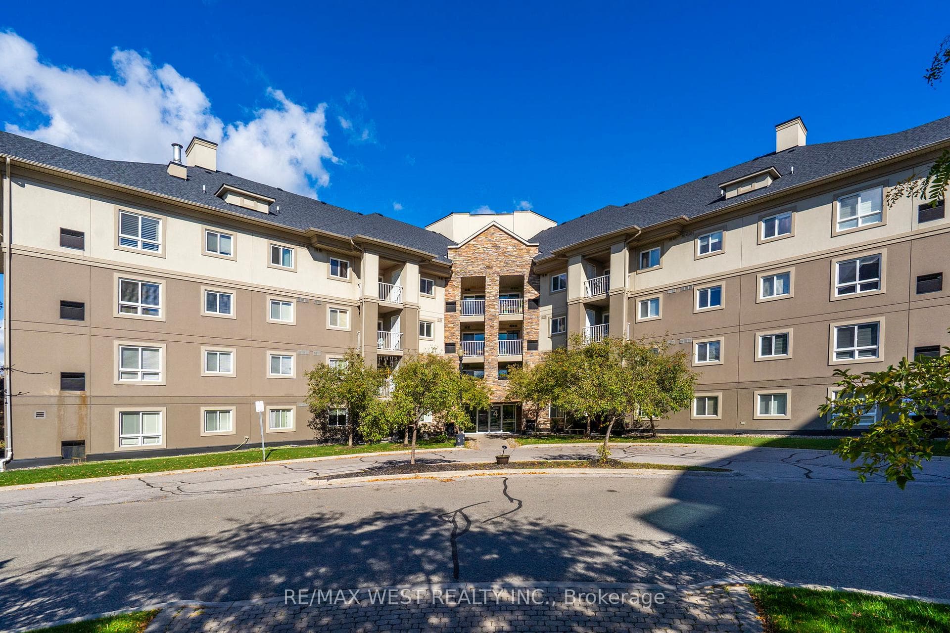 4 Dayspring Circle Unit 208, Brampton, ON L6P 2Z5 - Photo 1