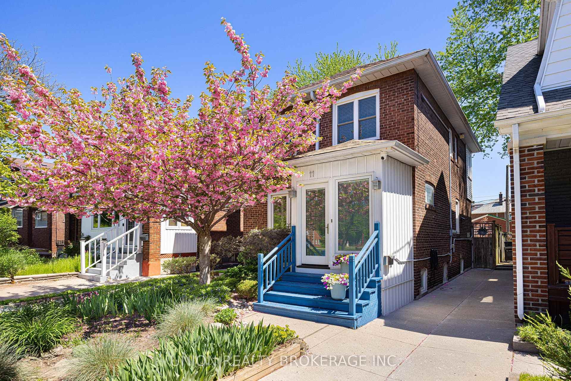 11 Avonlea Boulevard, The Beaches / Upper Beaches, ON M4C 5E4 - Photo 1