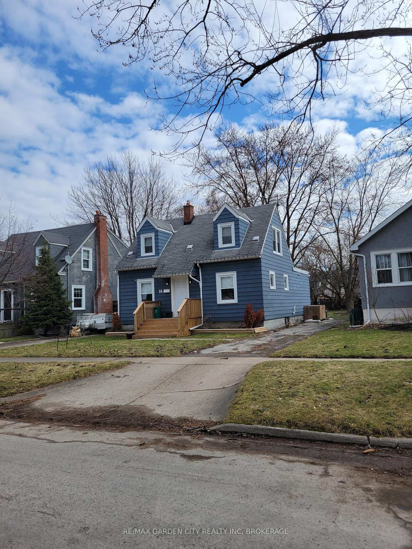 16 Walnut Street, Welland, ON L3C 1E9 - Photo 1
