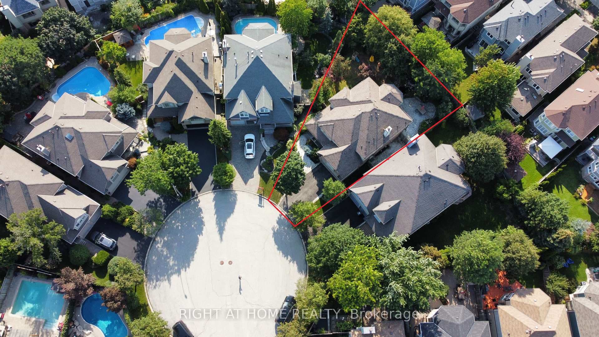 Quiet cul-de-sac private court