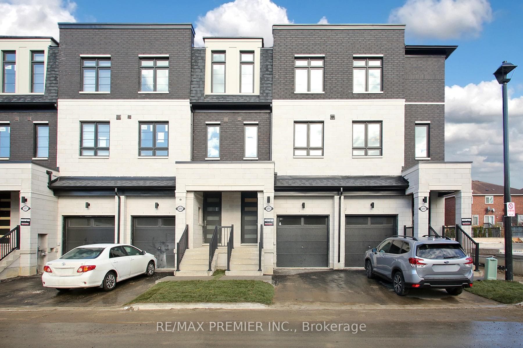 5893 Saigon Street, Mississauga, ON L5V 2V9 - Photo 1
