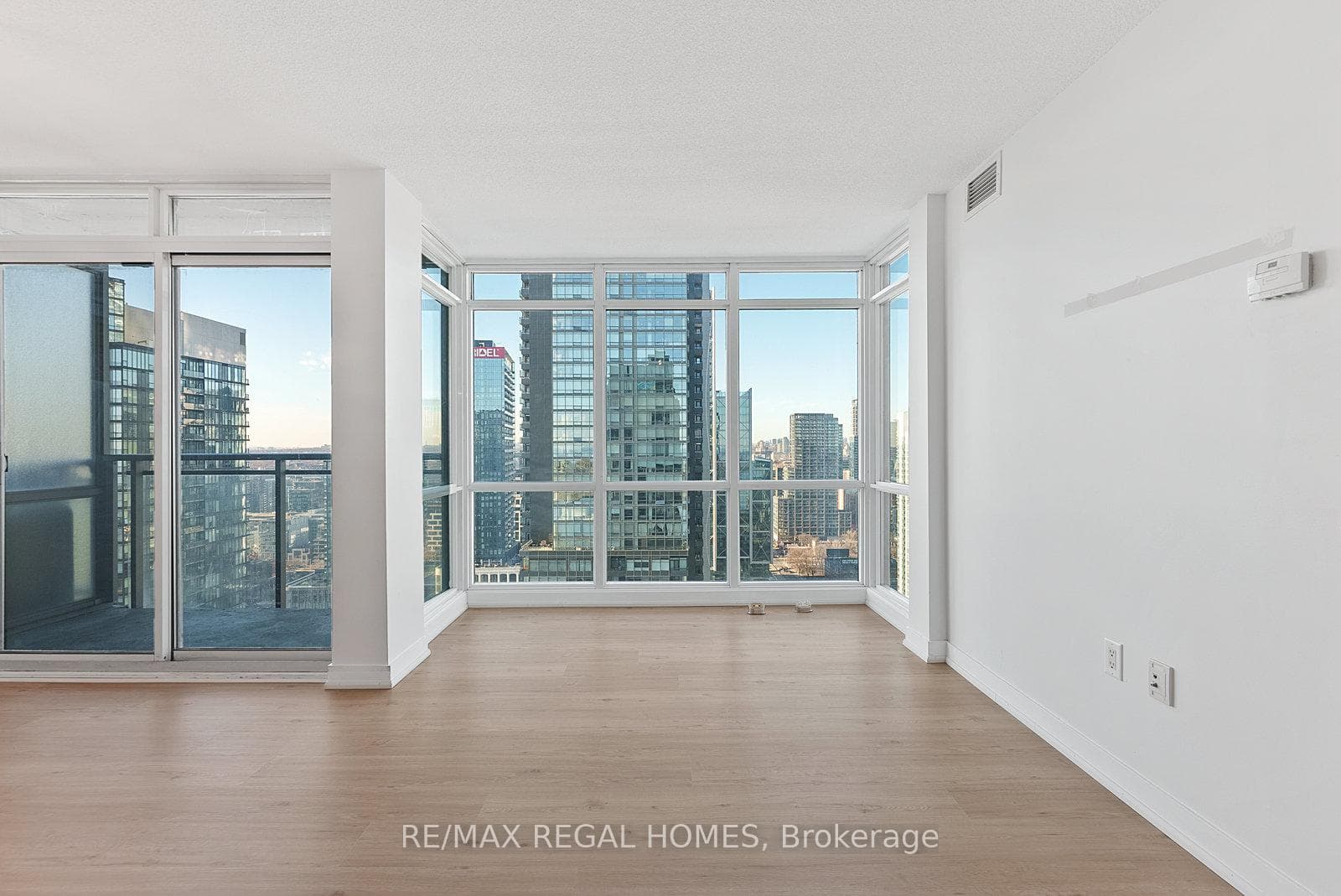 15 Fort York Boulevard Unit 4106, Downtown Toronto / Waterfront, ON M5V 3Y4 - Photo 1