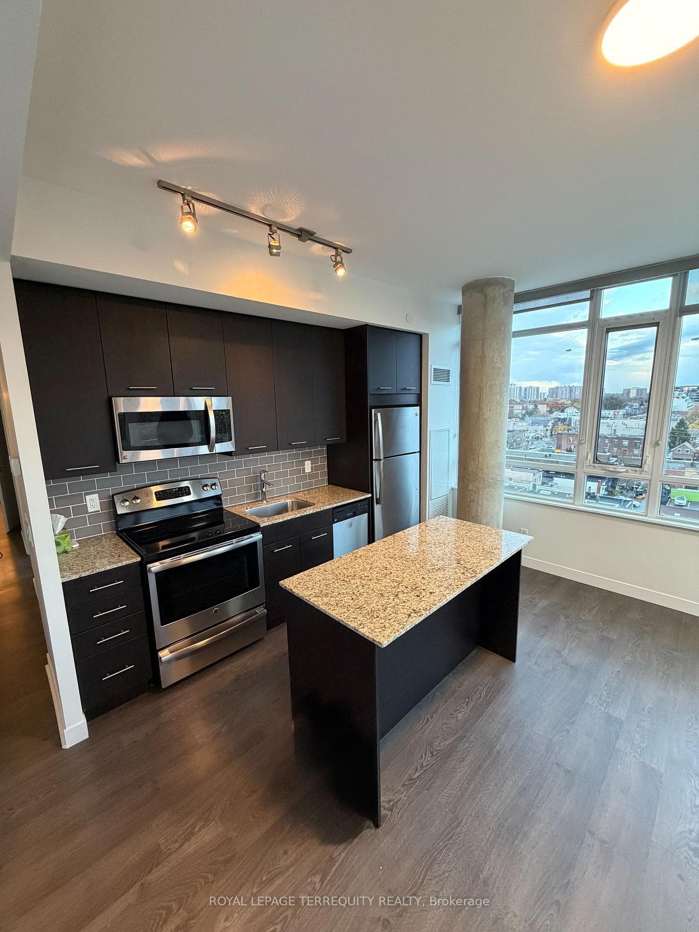 2055 Danforth Avenue Unit 910, The Beaches / Upper Beaches, ON M4C 1J8 - Photo 1