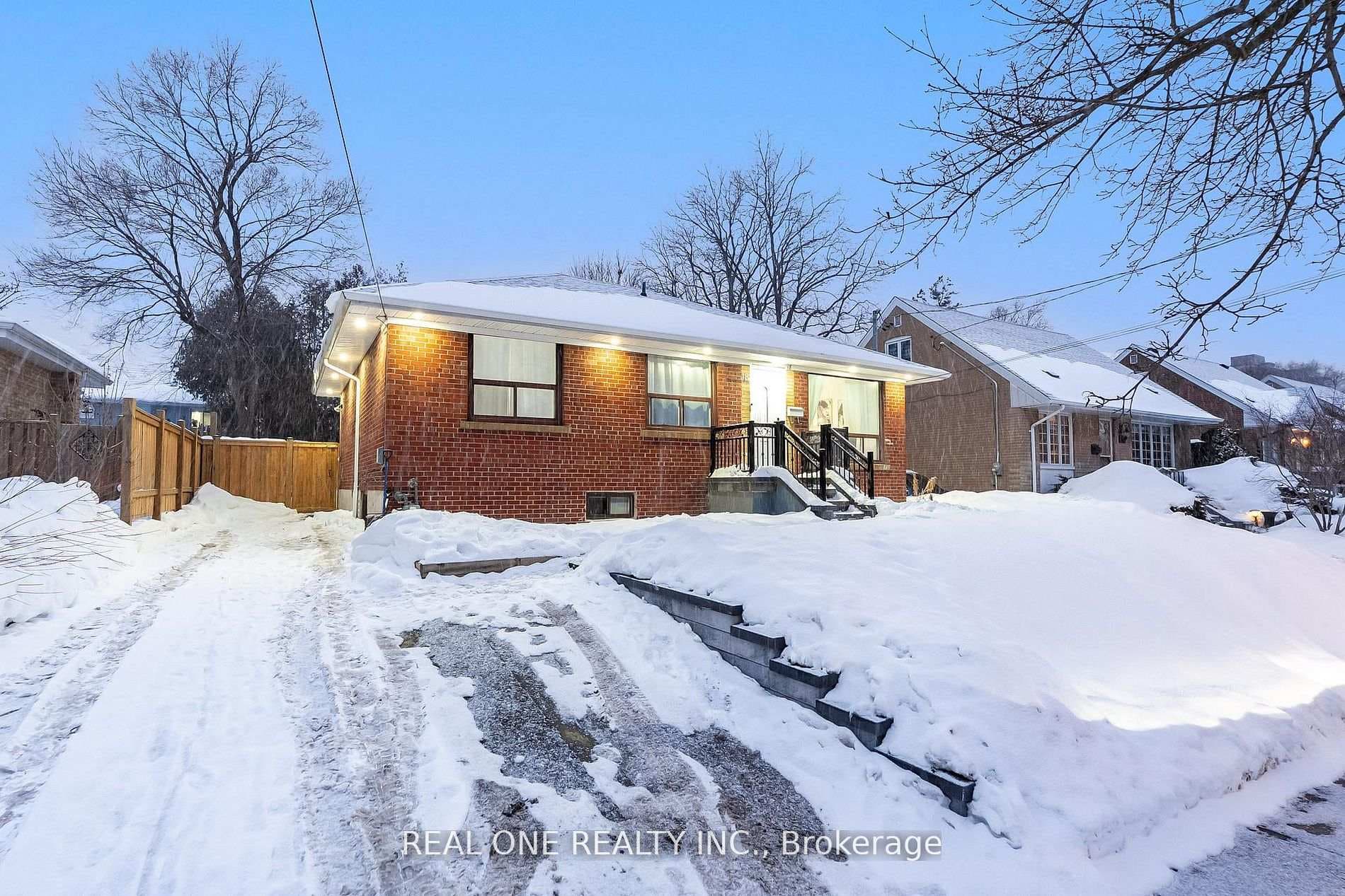 18 Courton Drive, Dorset Park / Kennedy Park, ON M1R 1K8 - Photo 1