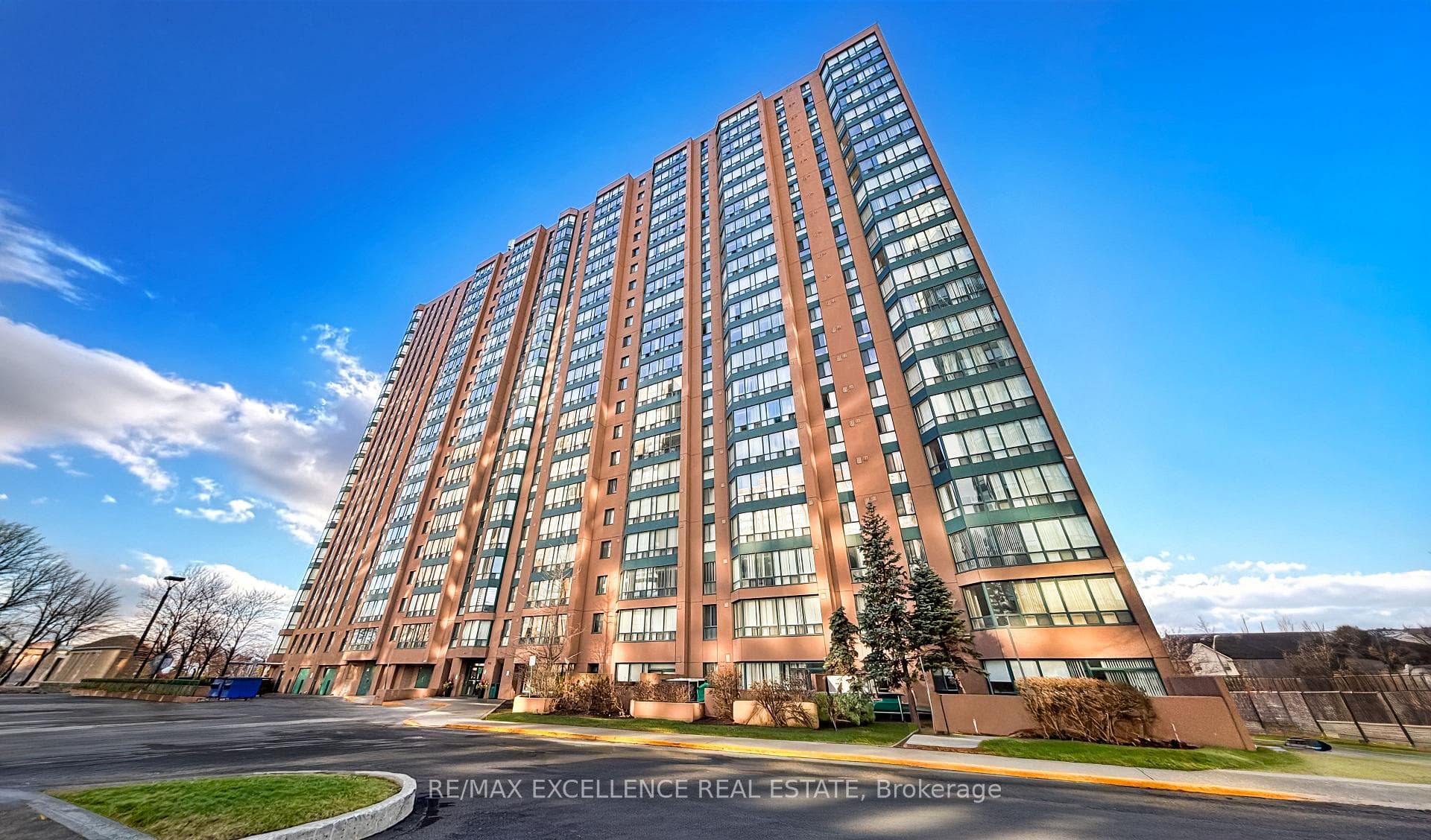 155 Hillcrest Avenue Unit 201, Mississauga, ON L5B 3Z2 - Photo 1