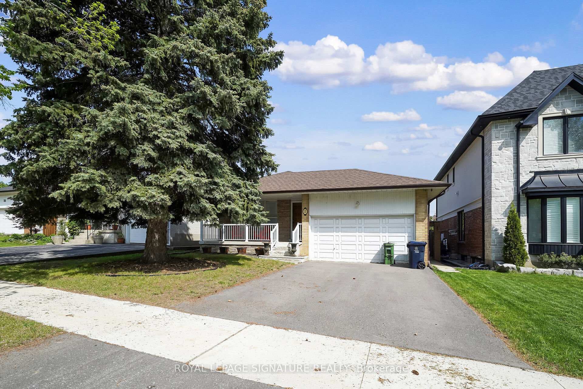 22 Hamptonbrook Drive, Etobicoke (Kingsview Village / Humber Heights), ON M9P 1A1 - Photo 1