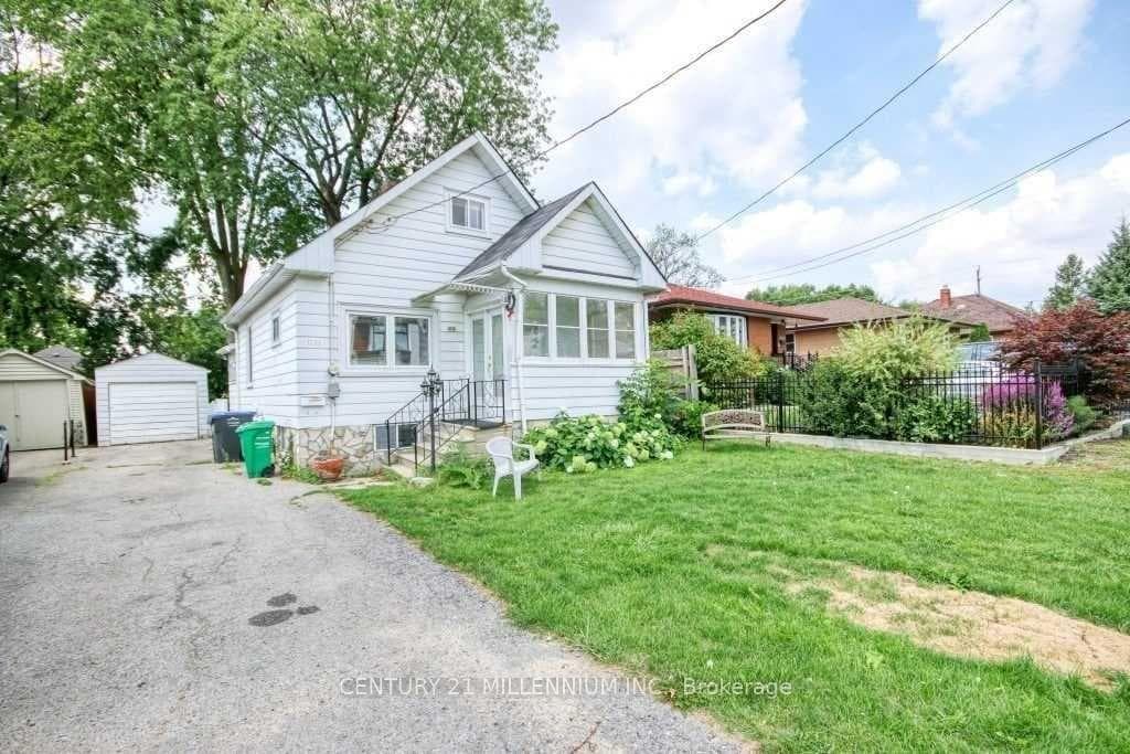 1038 Edgeleigh Avenue, Mississauga, ON L5E 2G1 - Photo 1
