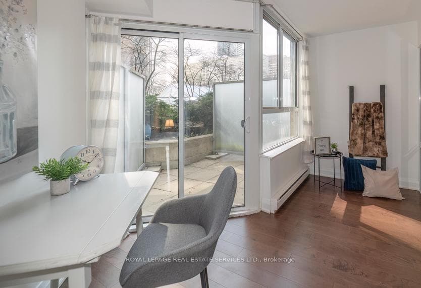 711 Bay Street Unit 320, Downtown Toronto / Waterfront, ON M5G 2J8 - Photo 1