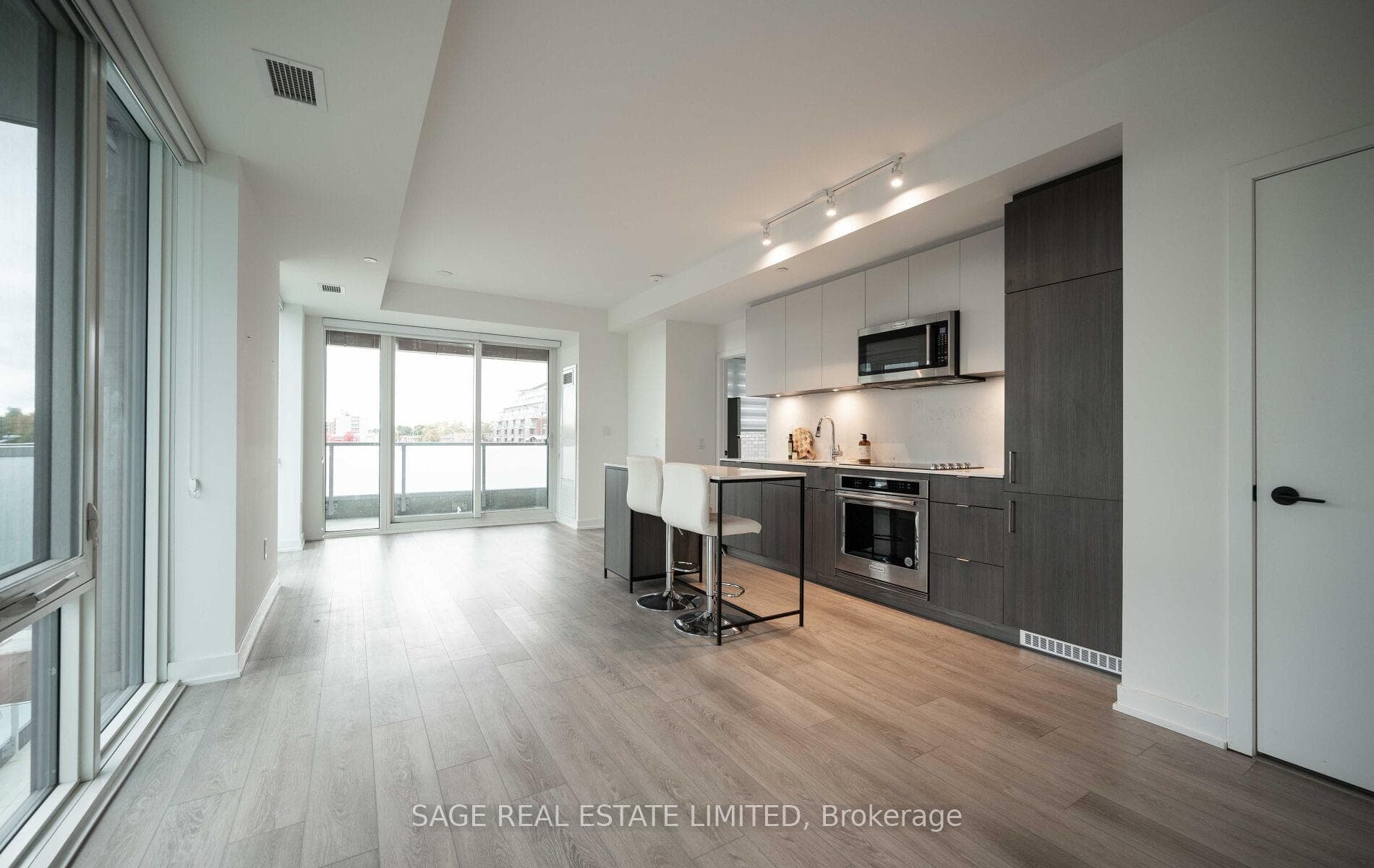 215 Lakeshore Road Unit 330, Mississauga, ON L5H 0A7 - Photo 1