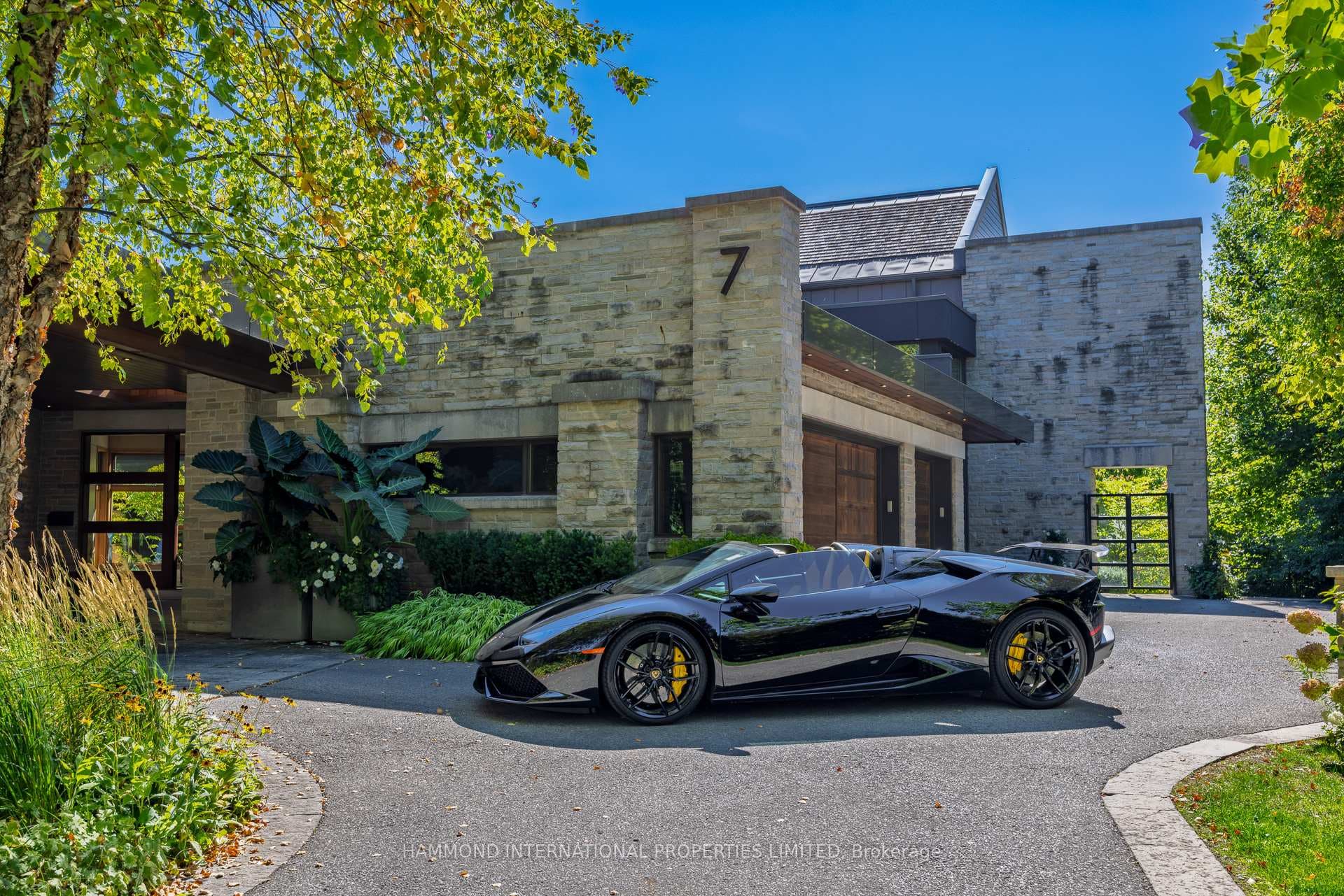 7 Oxbow Road, Don Mills / Parkwoods / Victoria Village, ON M3B 1Z9 - Photo 1