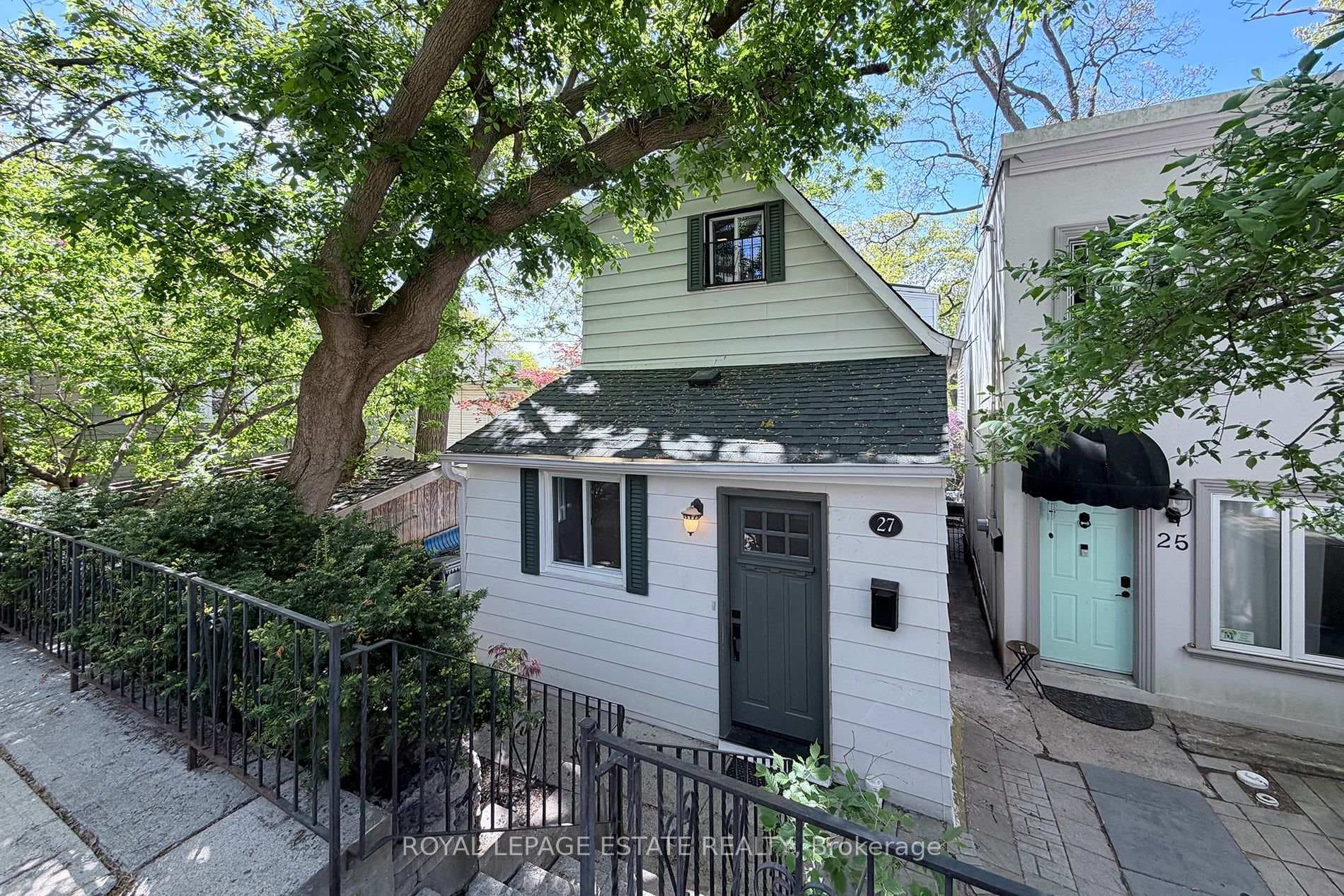 27 Sycamore Place, The Beaches / Upper Beaches, ON M4E 1K3 - Photo 1