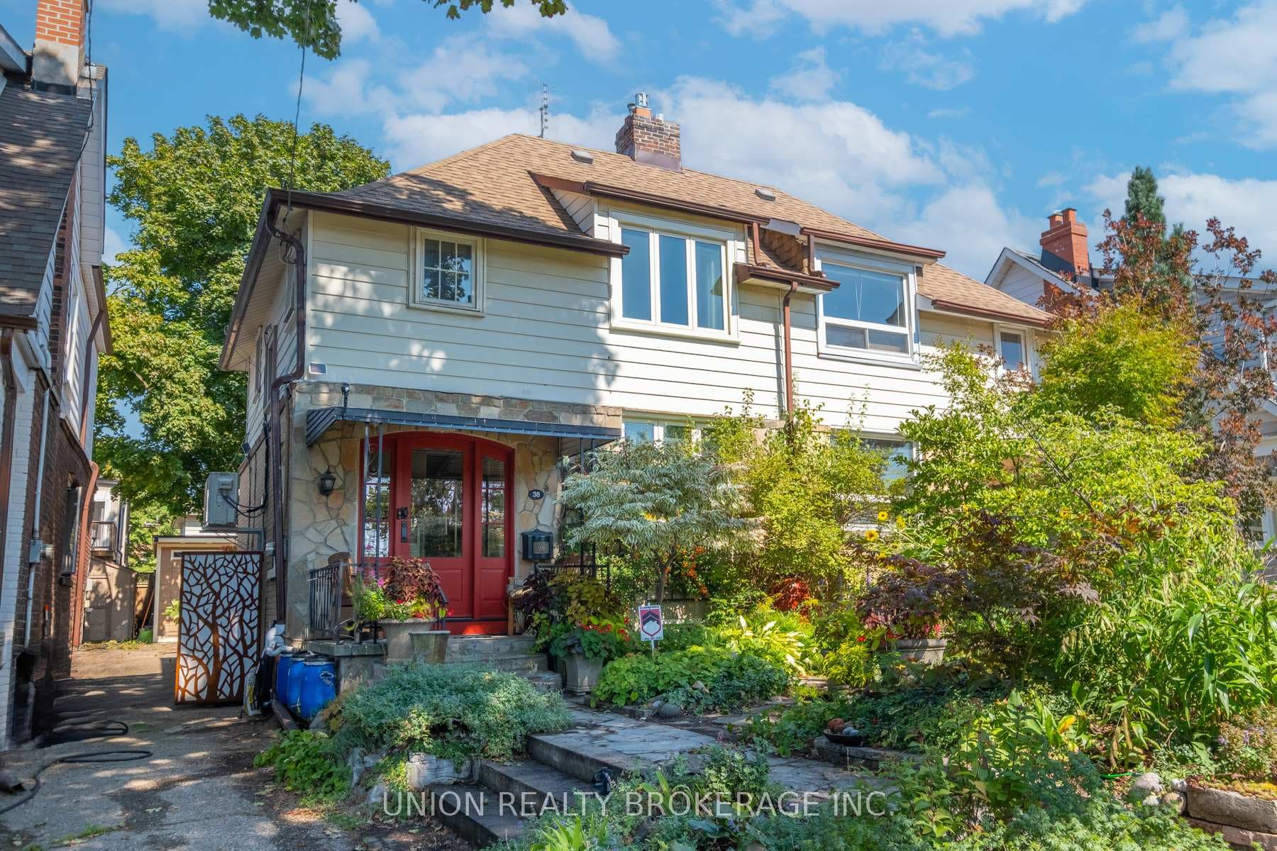 Lovely family home on a 25' lot