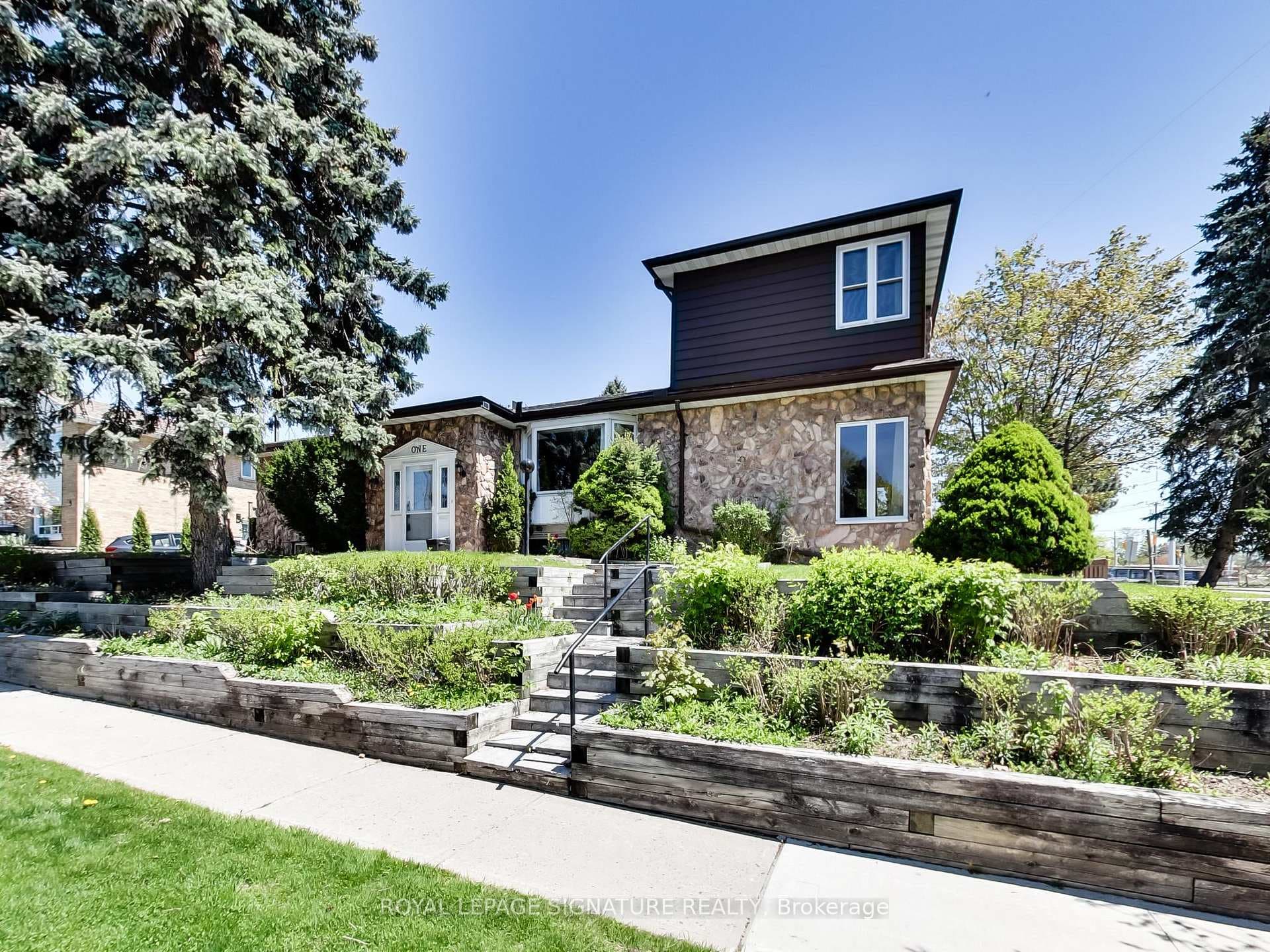 1 Kencliff Crescent, Scarborough (West Hill / Highland Creek), ON M1P 4E2 - Photo 1