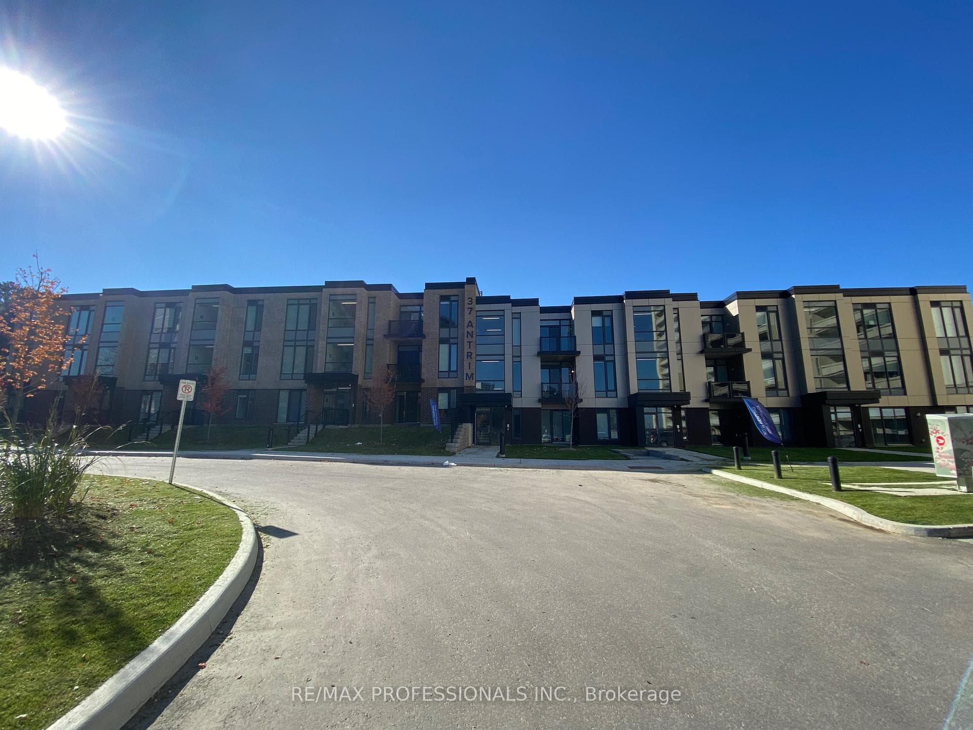 37 Antrim Crescent Unit 301, Dorset Park / Kennedy Park, ON M1P 0E8 - Photo 1