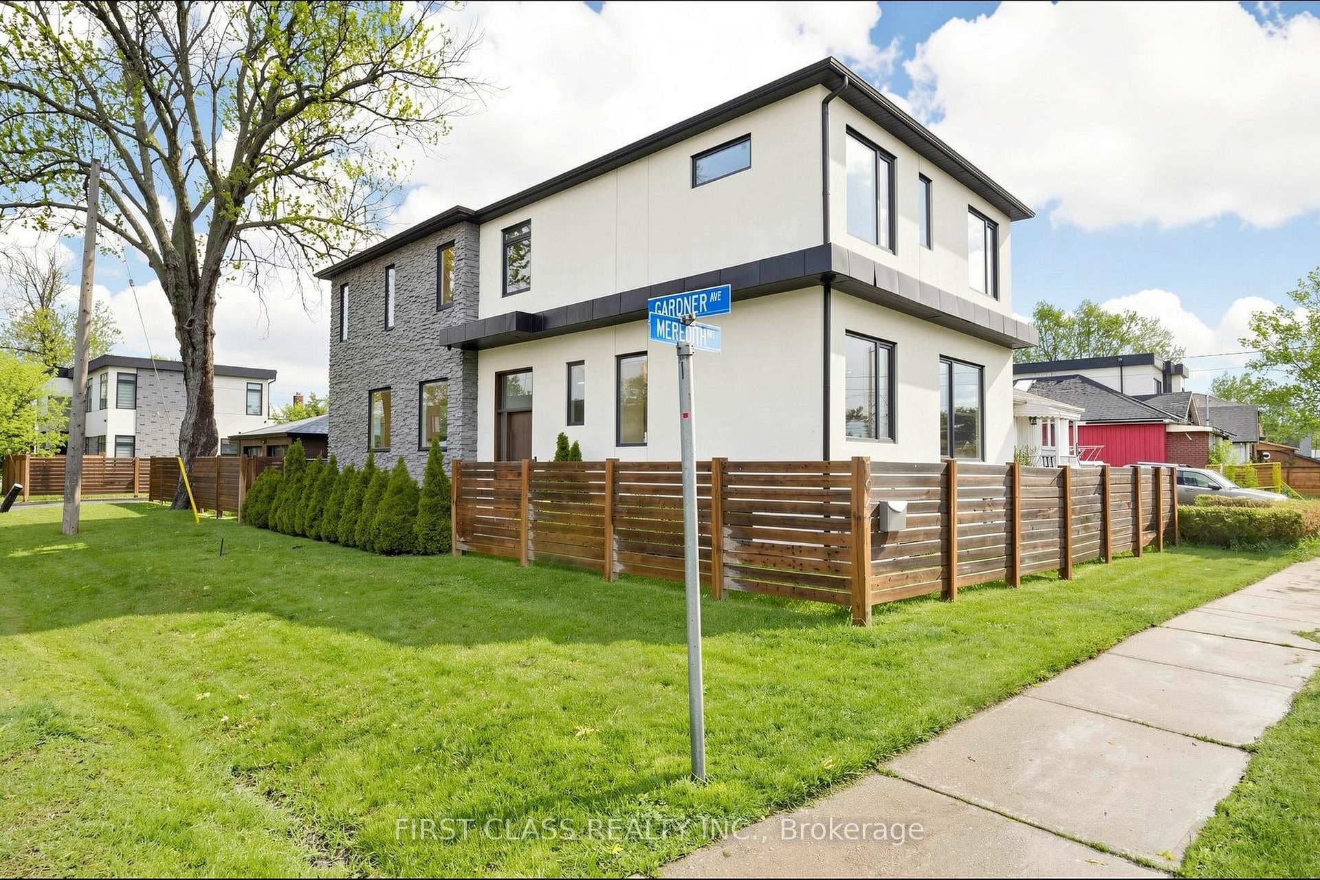 1047 Meredith Avenue, Mississauga, ON L5E 2C6 - Photo 1