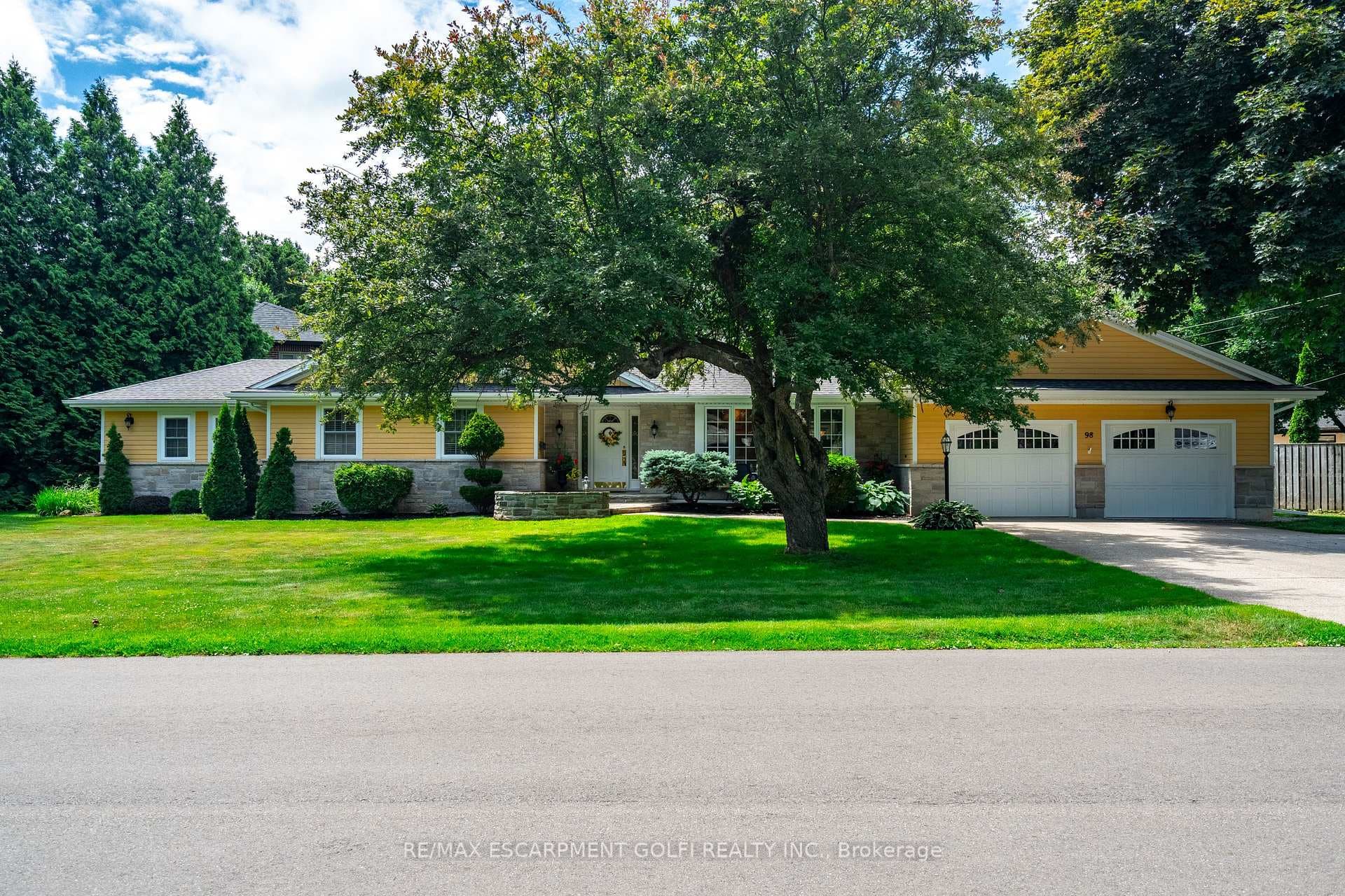 98 Hadley Drive, Hamilton, ON L9G 1H2 - Photo 1