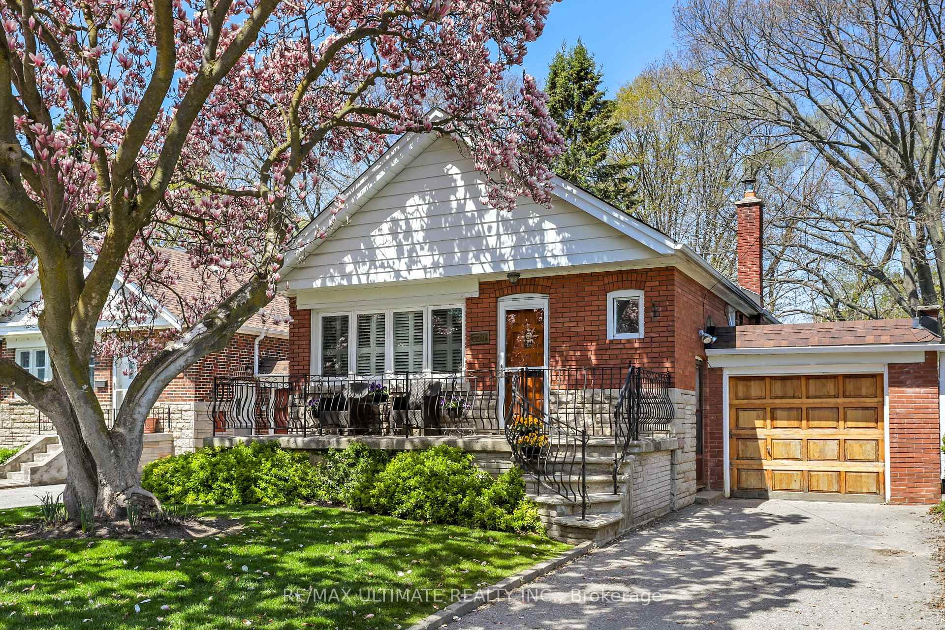 220 Parkview Hill Crescent, Danforth / East York, ON M4B 1R8 - Photo 1