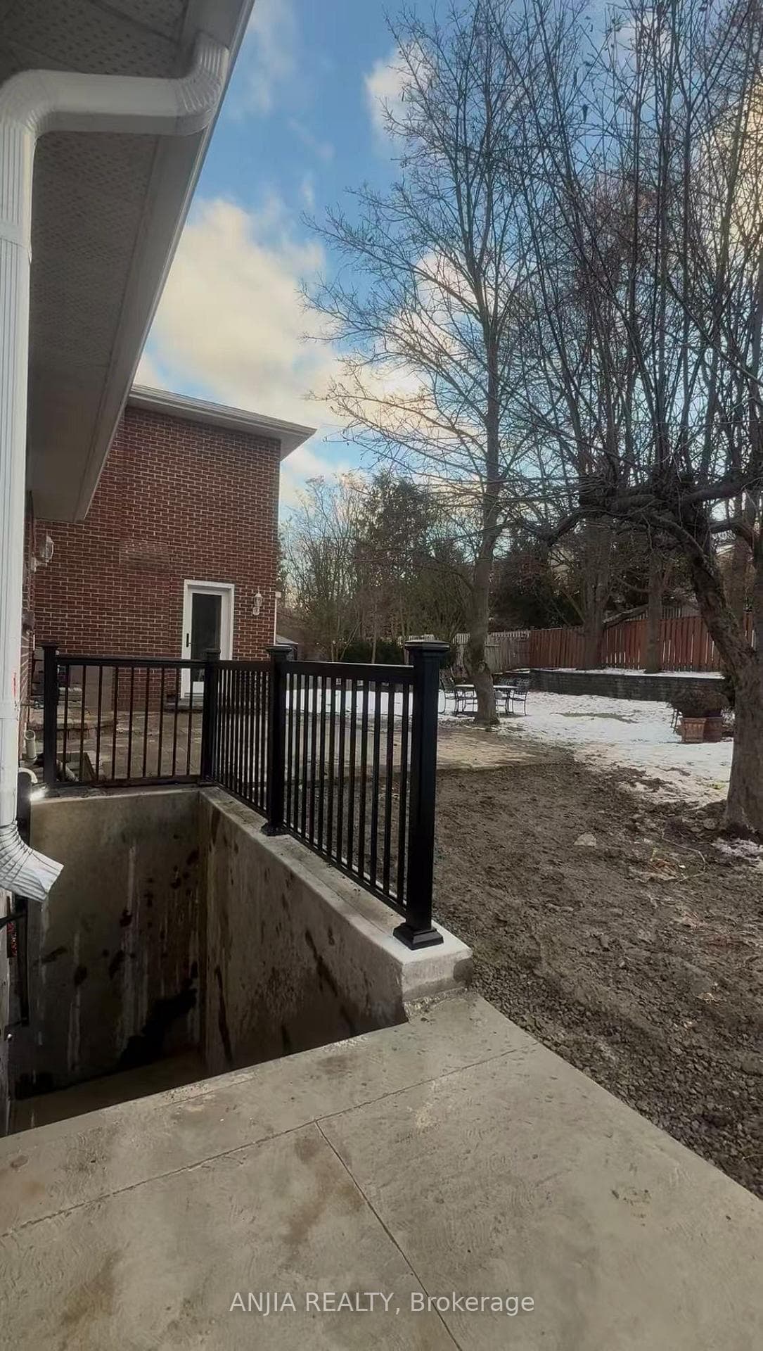 2482 Robin Drive, Mississauga, ON L5K 2G3 - Photo 1