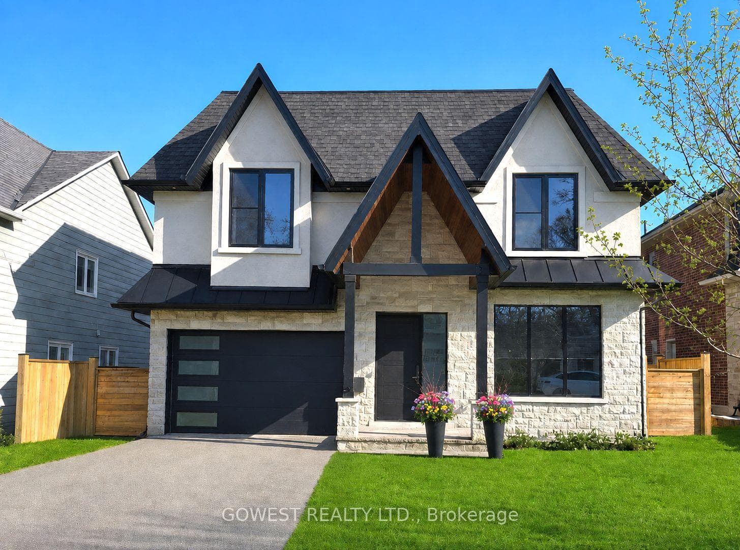 402 Niar Avenue, Mississauga, ON L5G 1W3 - Photo 1
