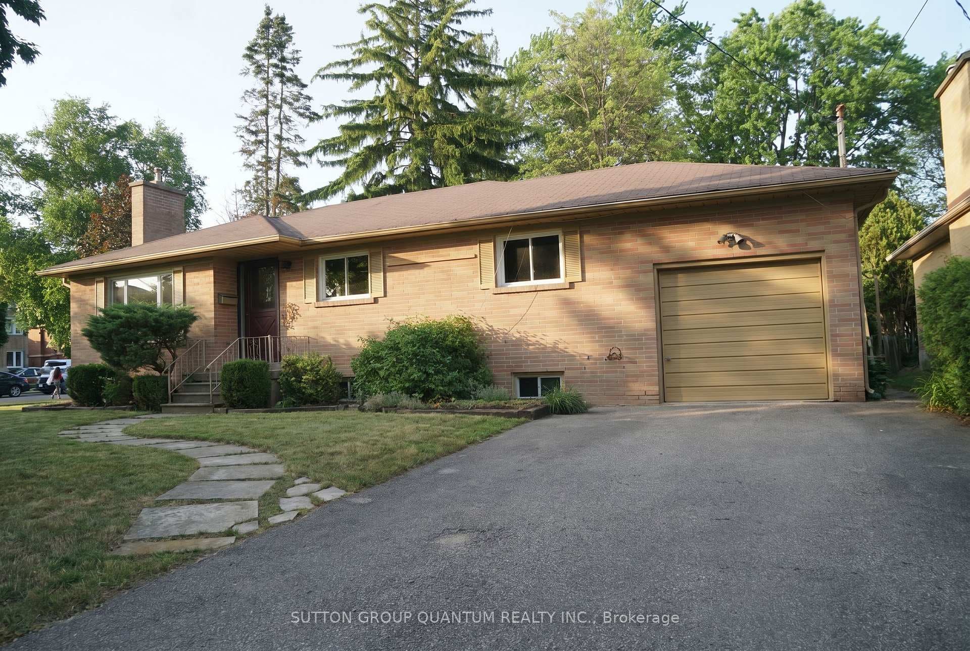 2395 Edenhurst Drive, Mississauga, ON L5A 2L1 - Photo 1