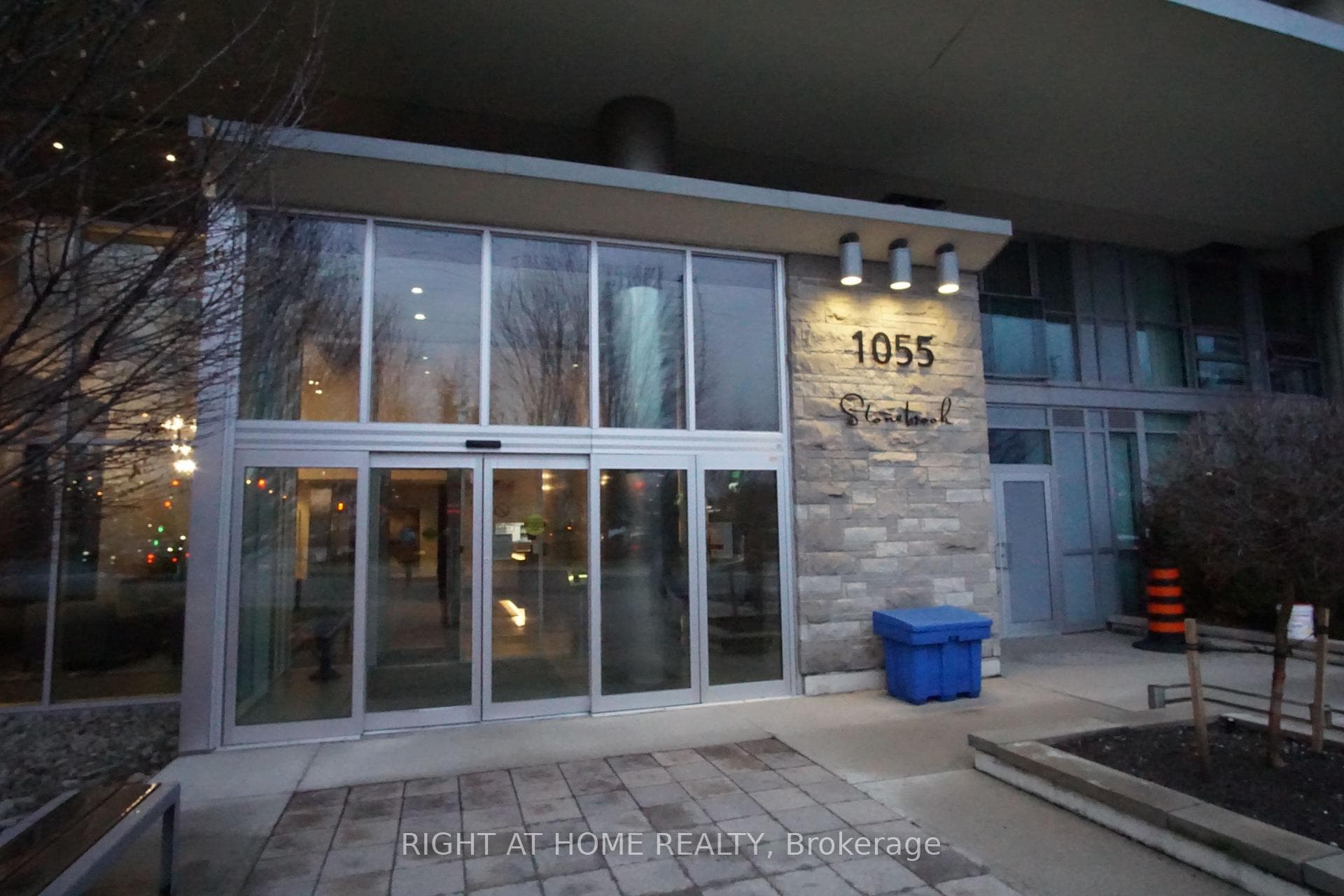 1055 Southdown Road Unit LPH01, Mississauga, ON L5J 0A3 - Photo 1