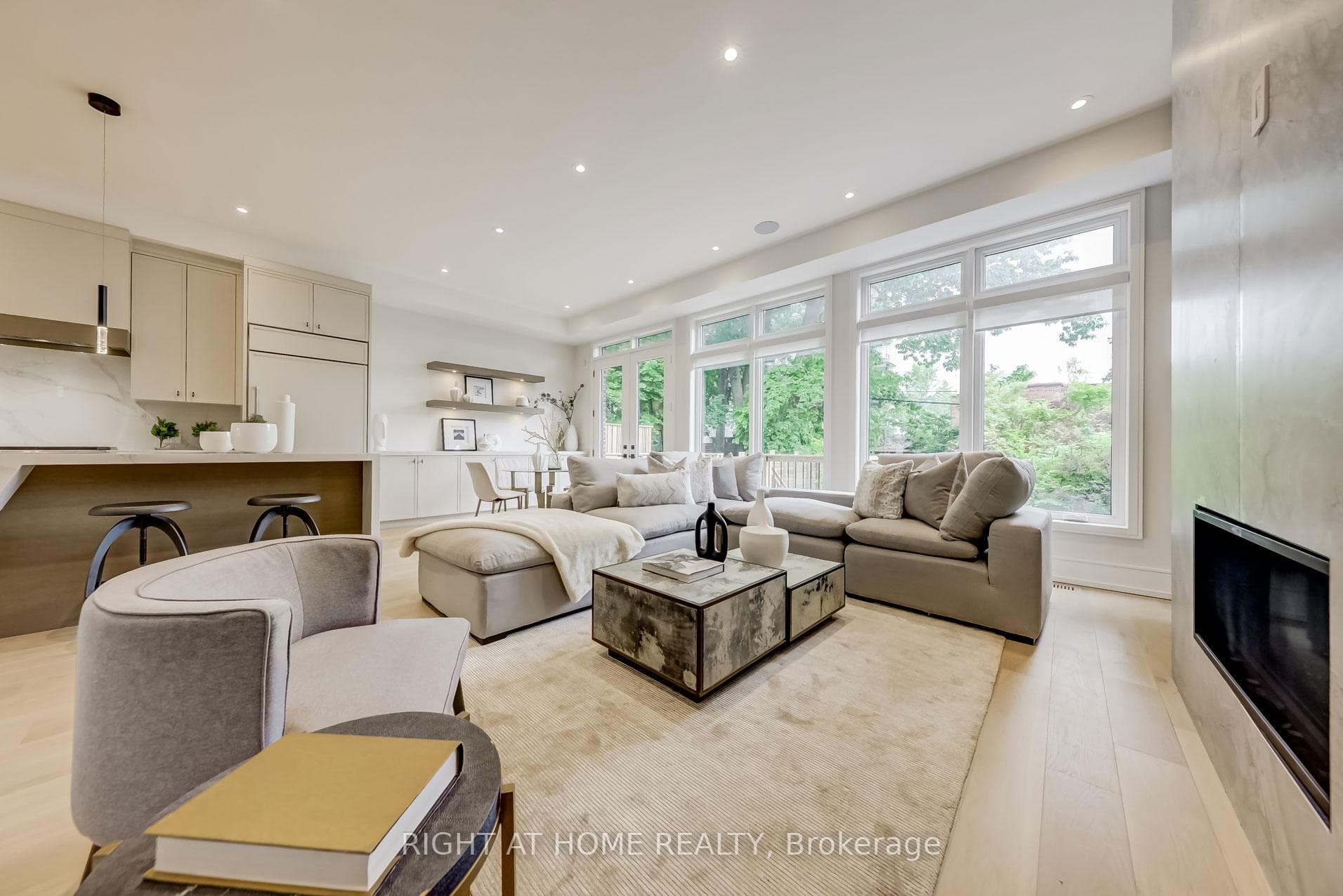 102 Parklea Drive, Flemingdon Park / Don Mills, ON M4G 2J8 - Photo 1