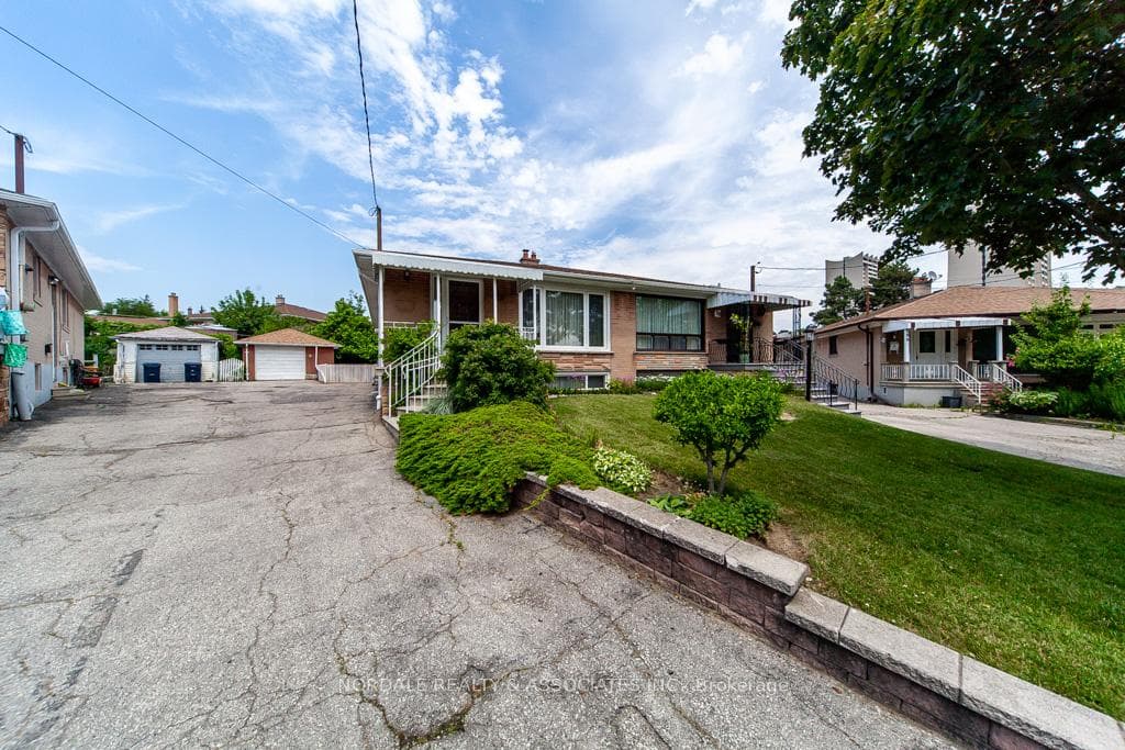 26 Rabton Court, Toronto W05