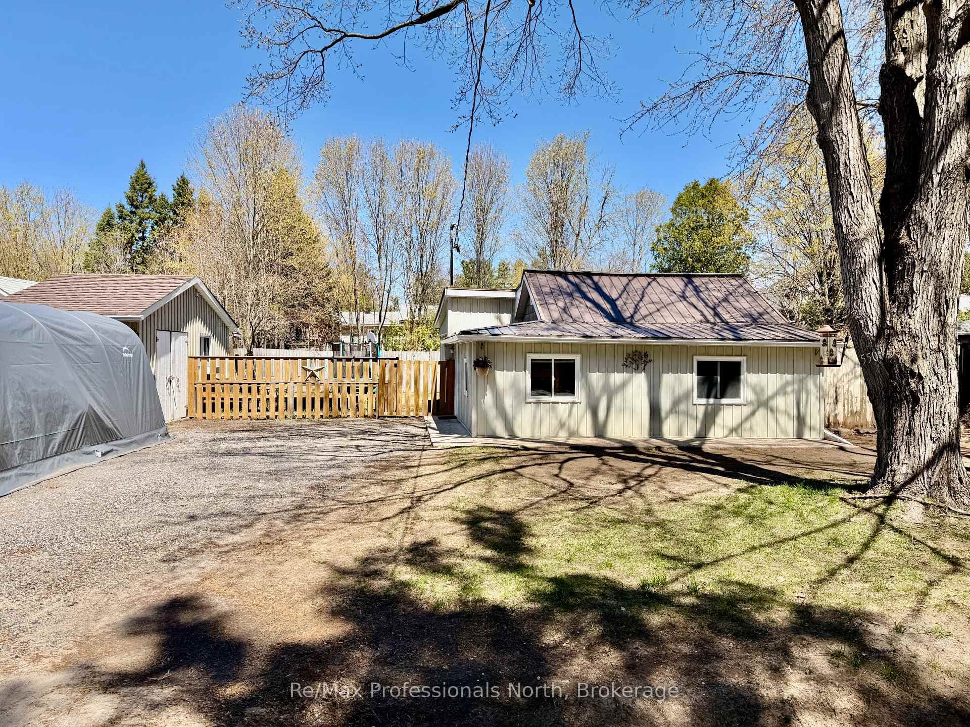 550 PINEDALE Road, Gravenhurst, ON P1P 1M1 - Photo 1