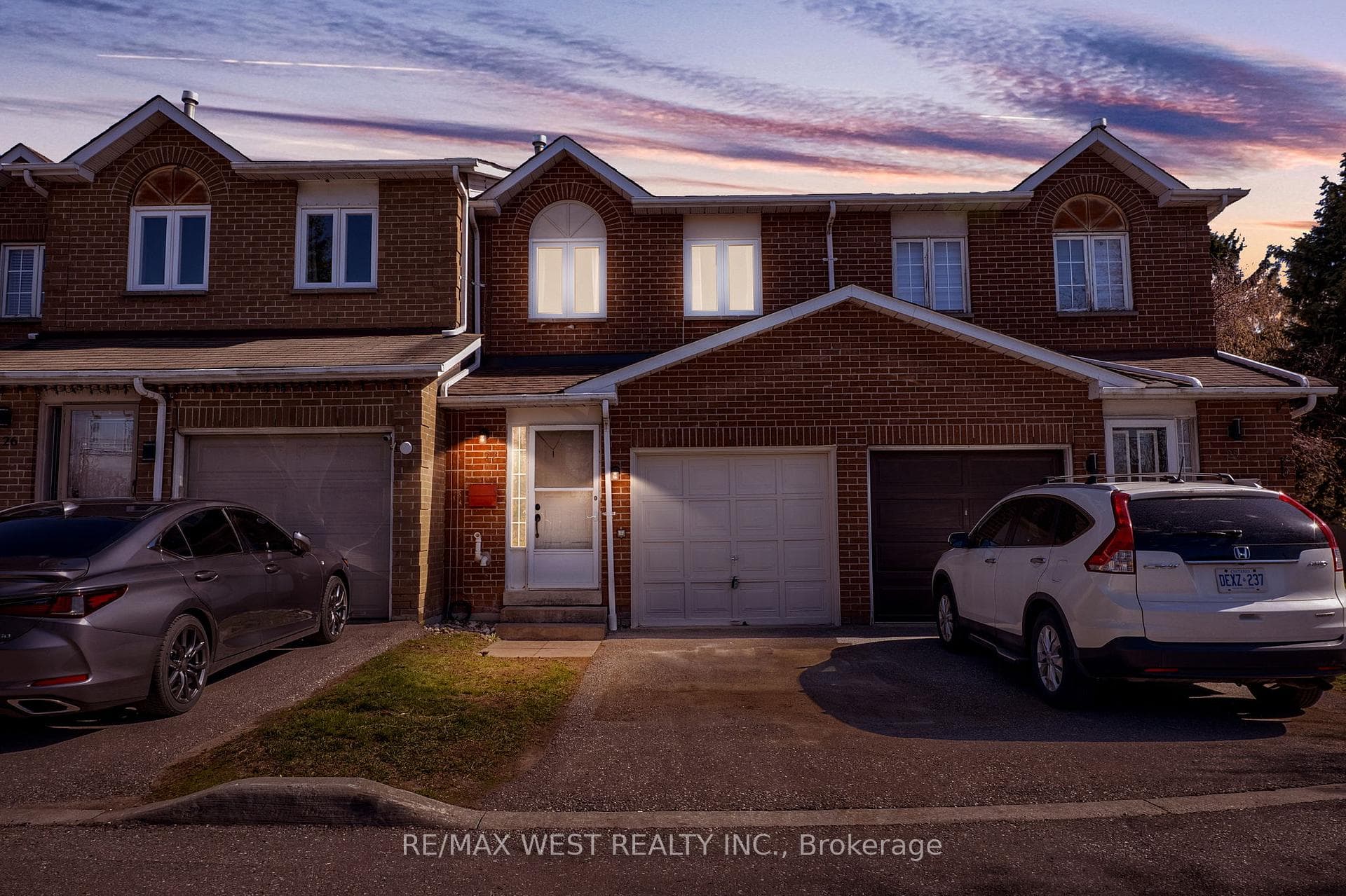 905 Bayly Street Unit 27, Pickering, ON L1W 3Y9 - Photo 1