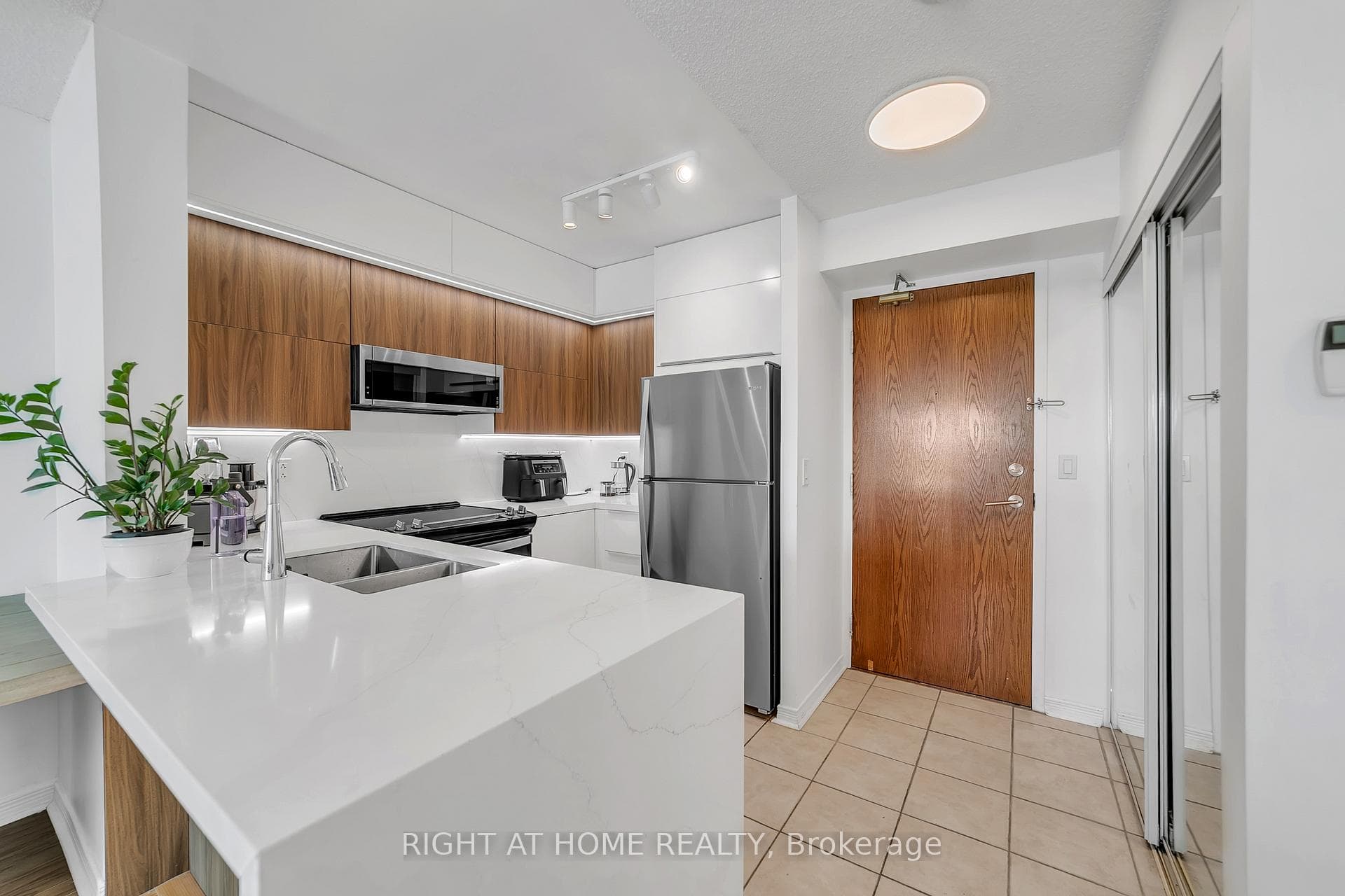11 Oneida Crescent Unit 1202, Richmond Hill, ON L4B 0A1 - Photo 1