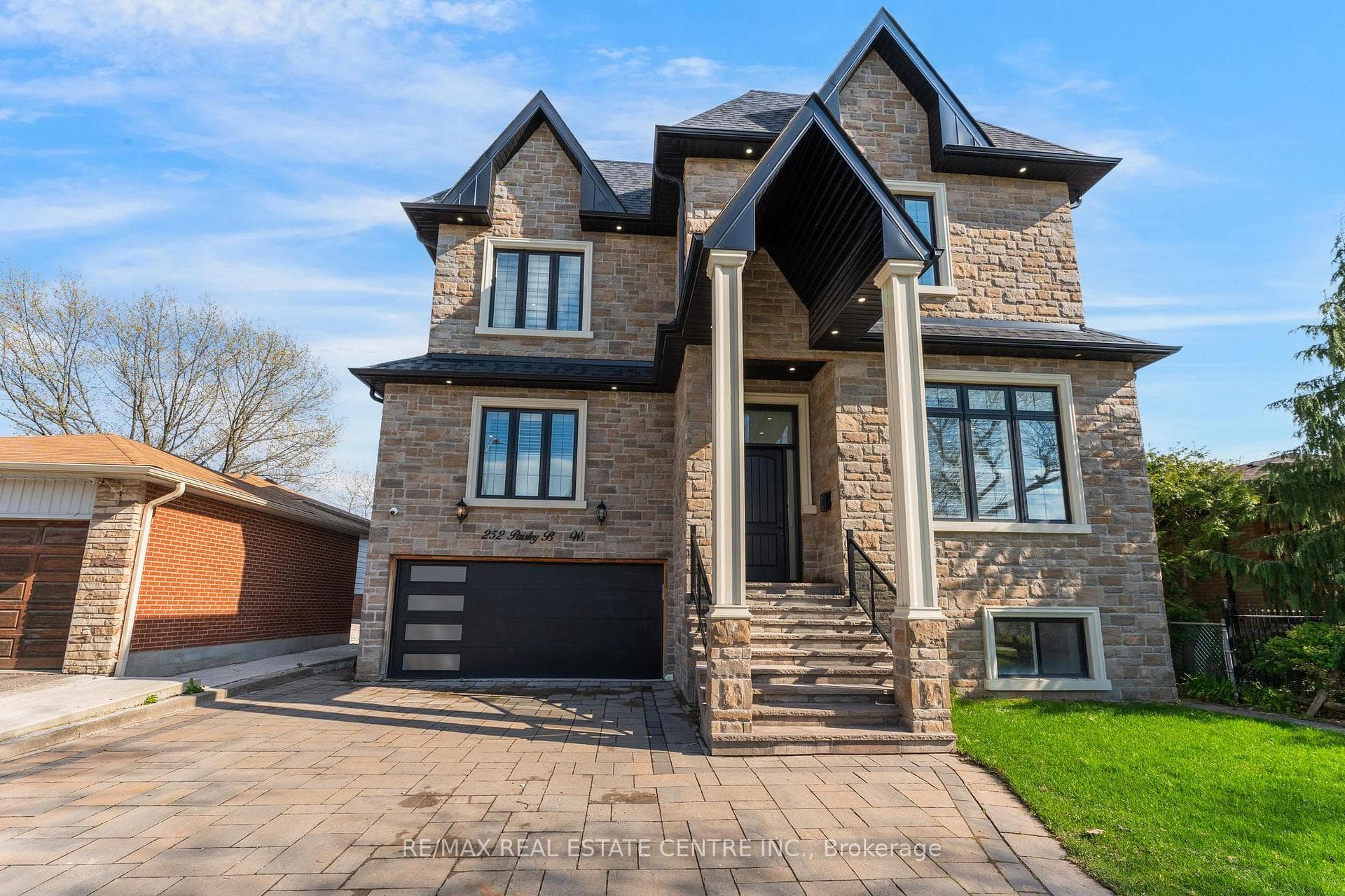 252 Paisley Boulevard, Mississauga, ON L5B 2A4 - Photo 1