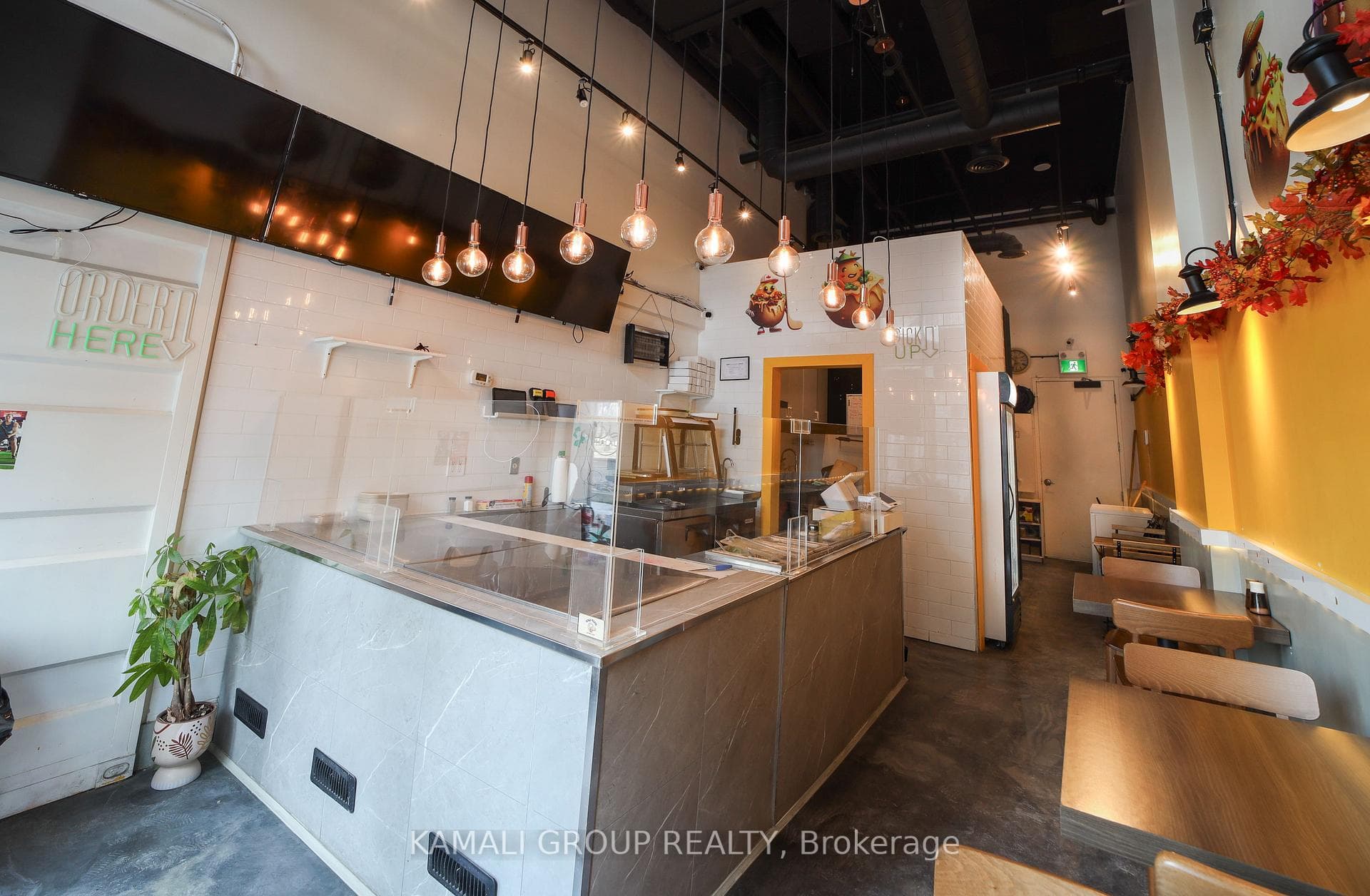 Street Facing Restaurant!