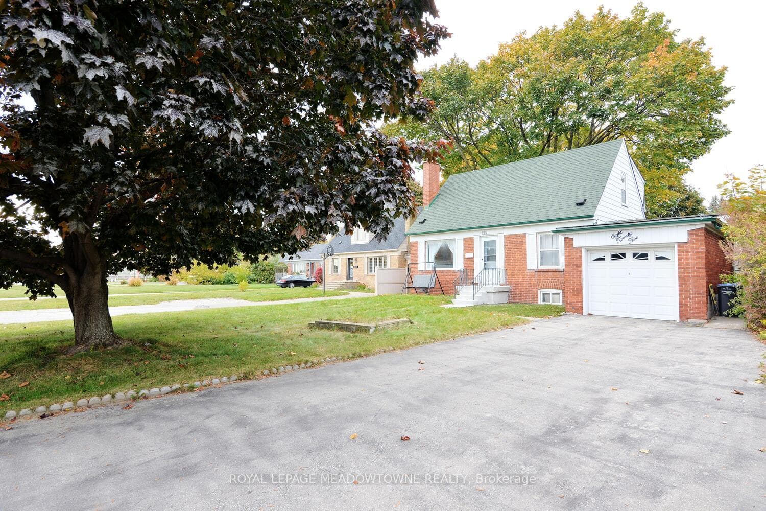 825 North Service Road, Mississauga, ON L4Y 1A2 - Photo 1