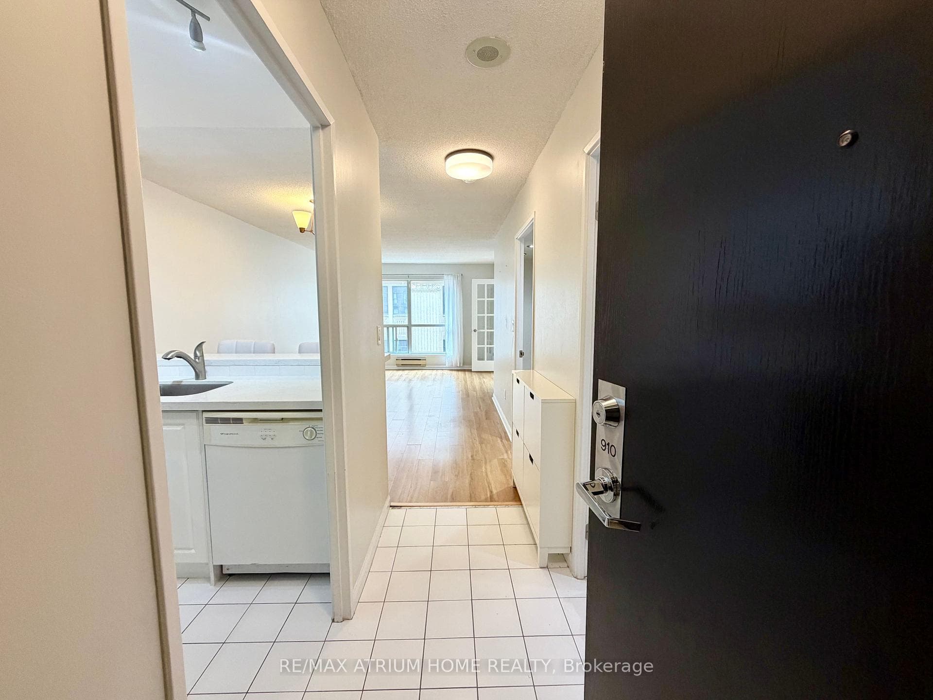 7 Carlton Street Unit 910, Regent Park / Cabbagetown / St. James Town, ON M5B 2M3 - Photo 1