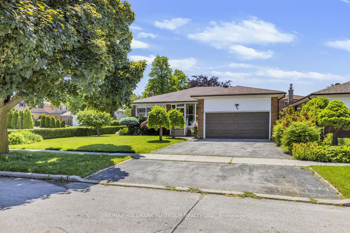 45 Bickerton Crescent, Toronto C15