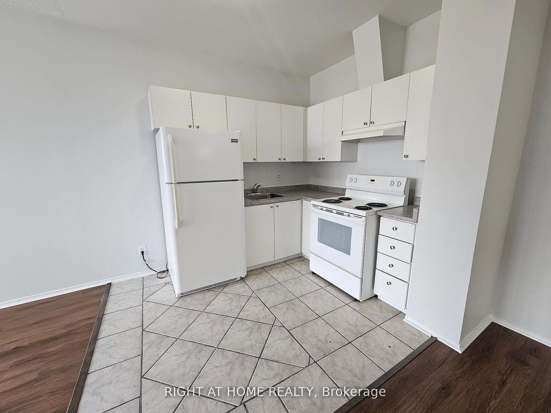 1801 Eglinton Avenue Unit 302, Forest Hill / Deer Park, ON M6E 2H7 - Photo 1
