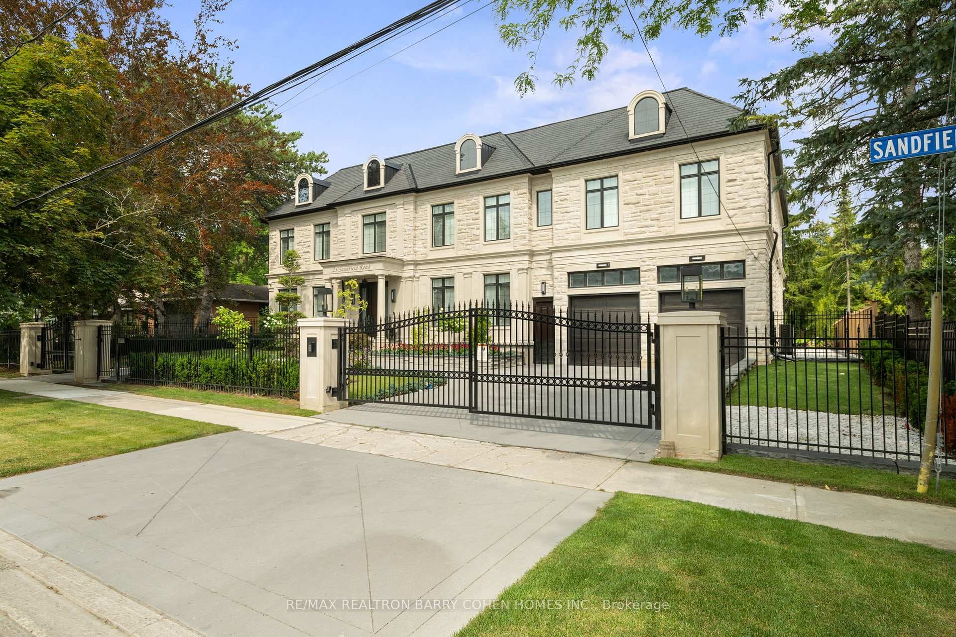 23 Sandfield Road, Don Mills / Parkwoods / Victoria Village, ON M3B 2B5 - Photo 1