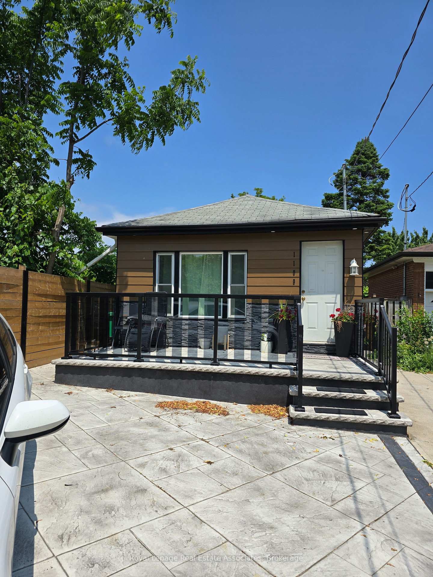 1109 Caven Street Unit Main, Mississauga, ON L5G 4J6 - Photo 1