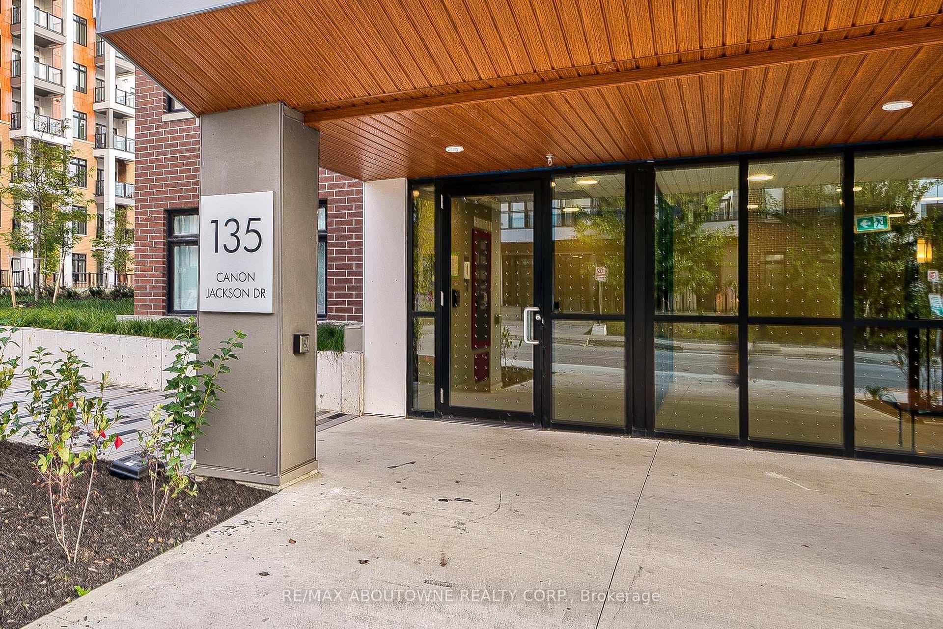 135 CANON JACKSON Drive Unit 204, York / Weston, ON M6M 0C3 - Photo 1