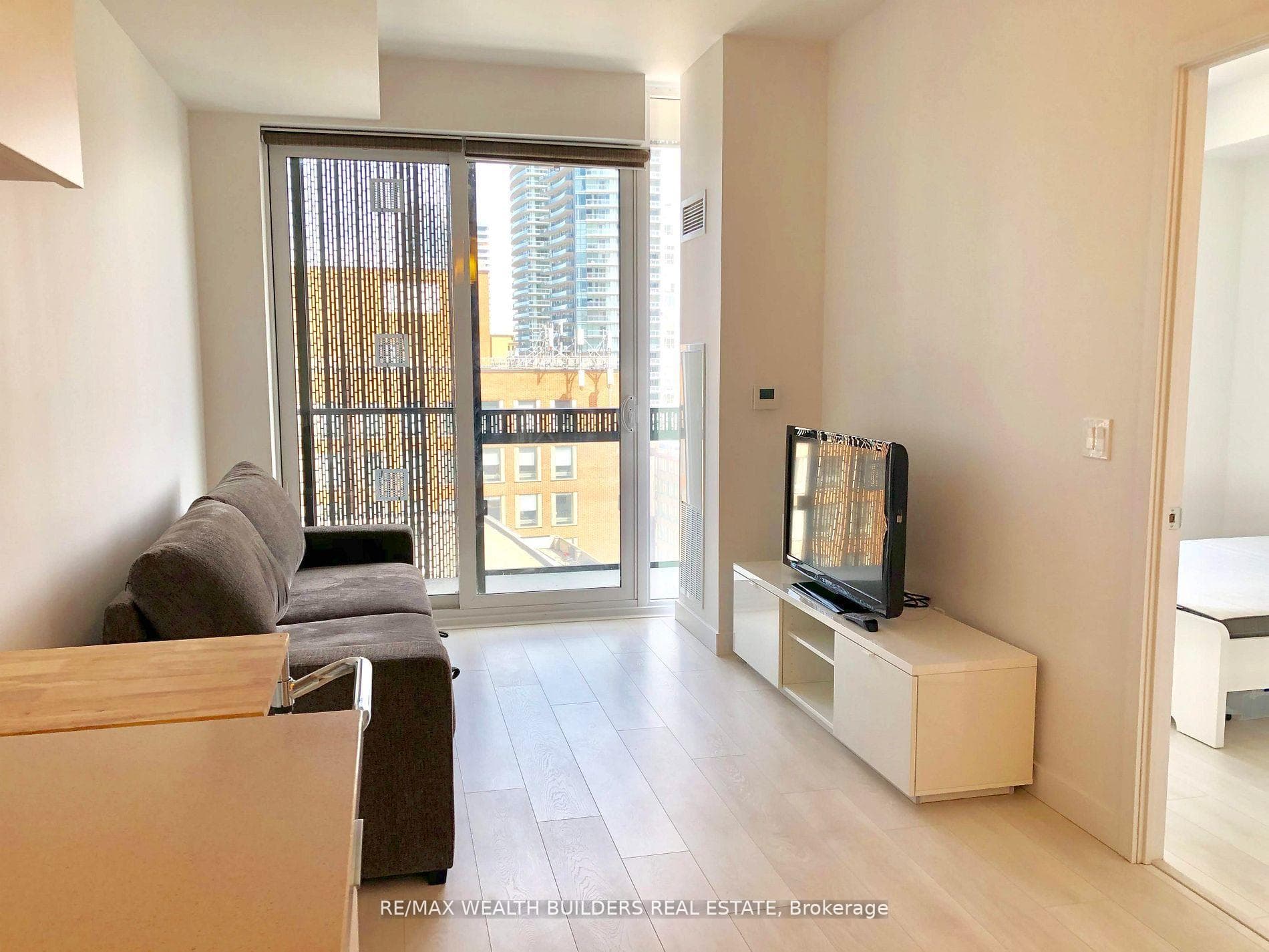 8 Eglinton Avenue Unit 1010, Leaside / Davisville, ON M4P 0C1 - Photo 1