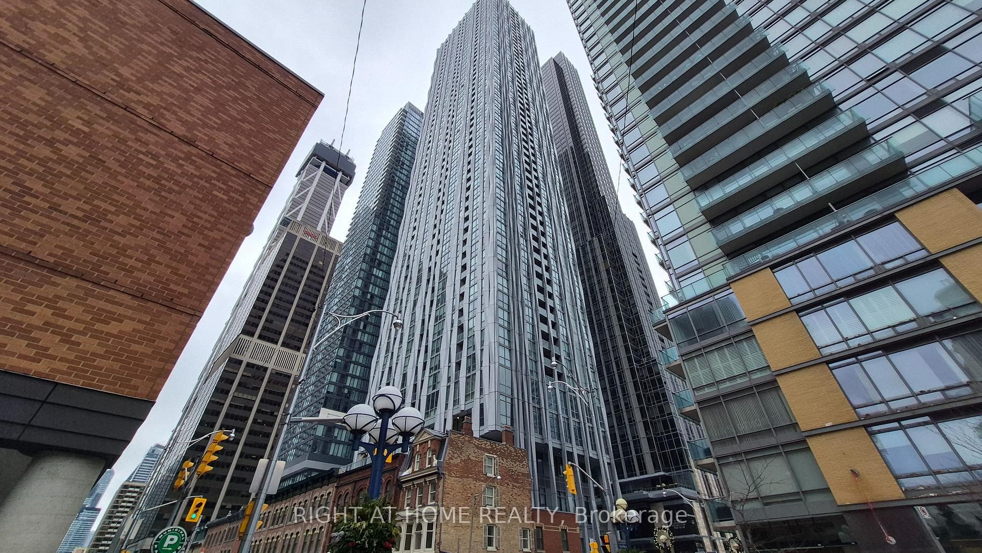 1 Yorkville Avenue Unit 5407, Annex / Yorkville / Summerhill, ON M4W 1L1 - Photo 1