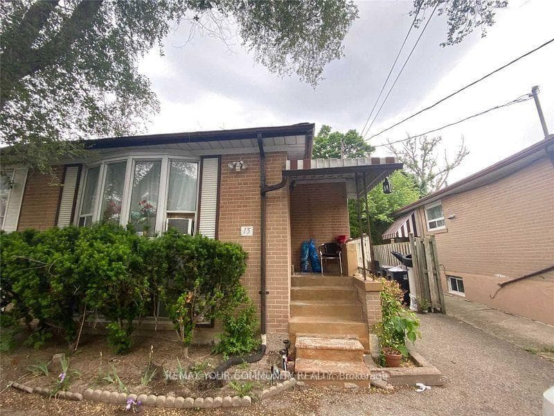 15 Bison Drive Unit Main, Thornhill / Willowdale, ON M2R 2Y1 - Photo 1