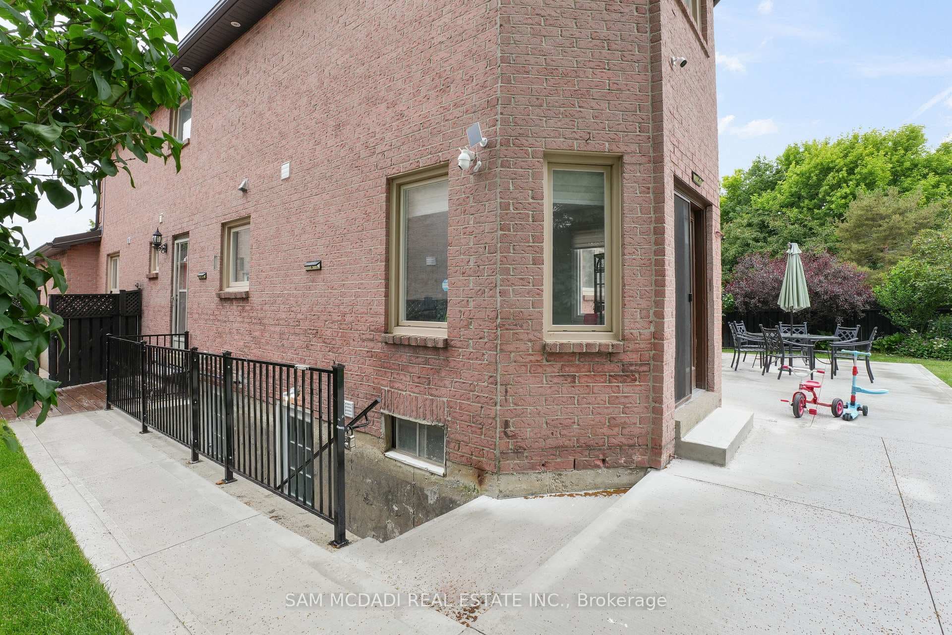1527 Chiddingstone Circle Unit (Unit B), Mississauga, ON L5M 3P8 - Photo 1