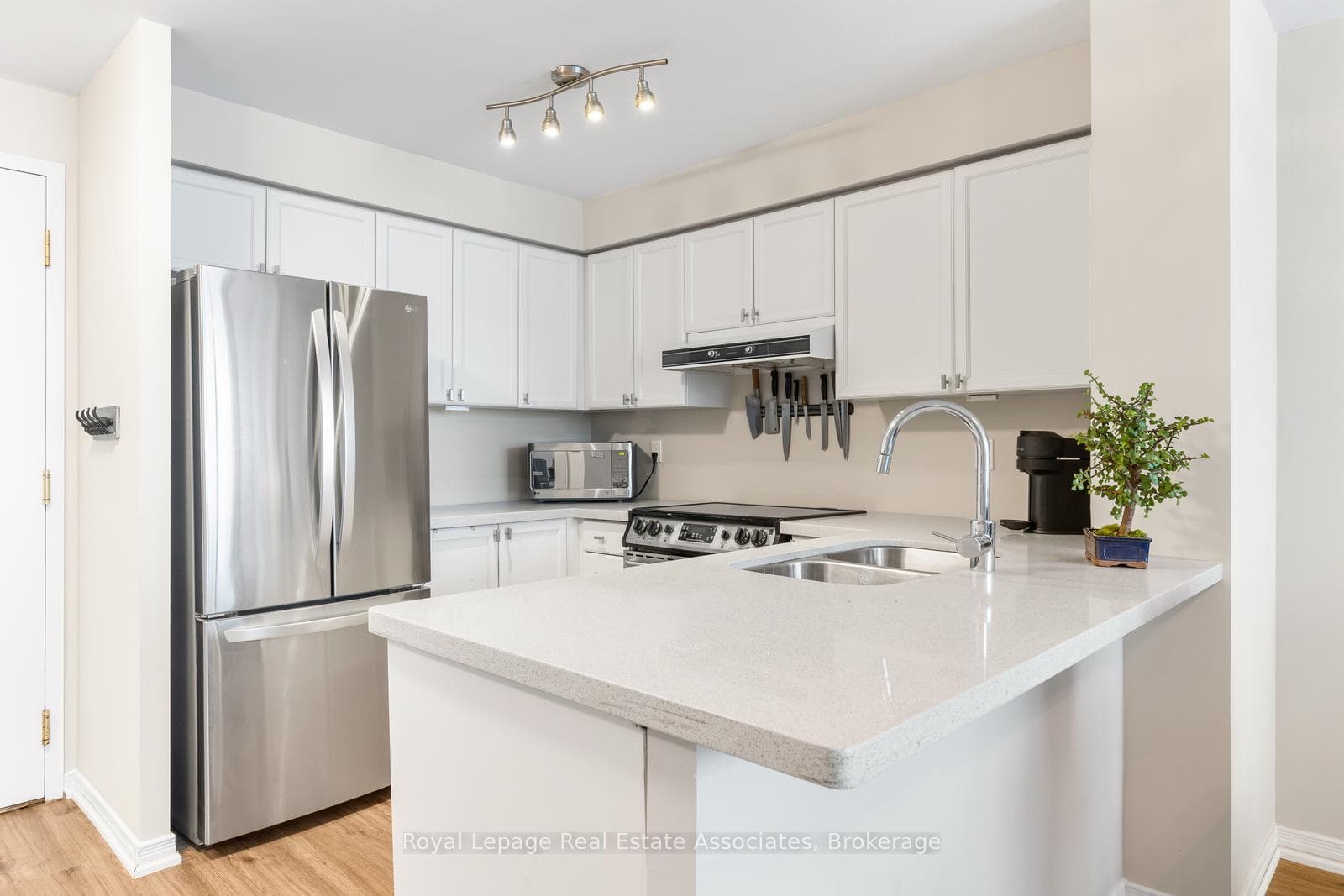 2565 Erin Centre Boulevard Unit PH7, Mississauga, ON L5M 6Z8 - Photo 1