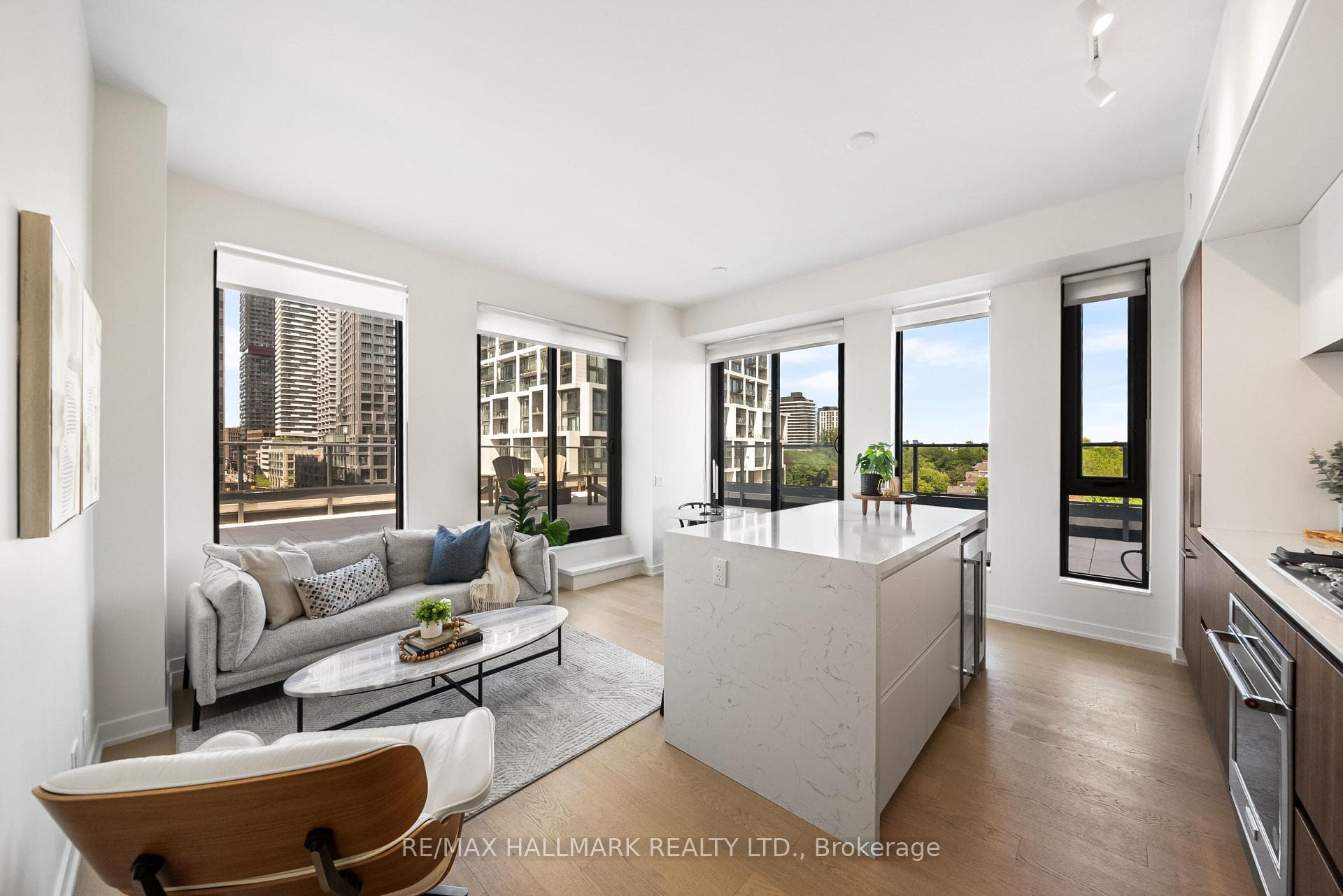 1 Hillsdale Avenue Unit 703, Forest Hill / Deer Park, ON M4S 0E5 - Photo 1
