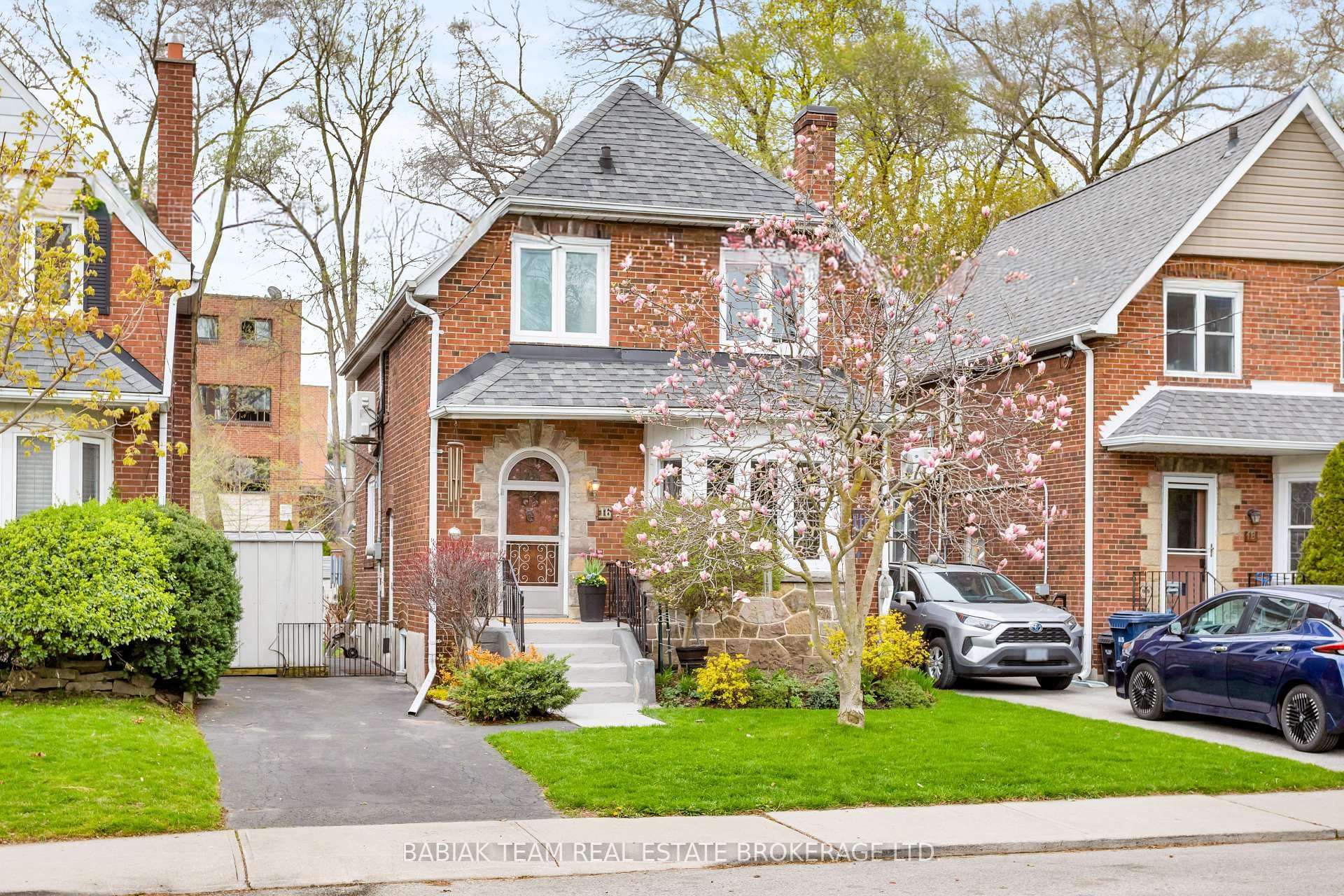 16 Coe Hill Drive, Toronto W01